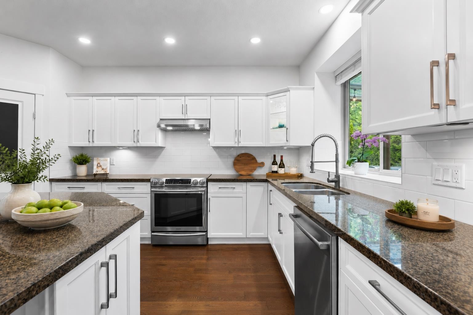 36 Maple Court, Port Moody, BC - Indoor Photo Showing Kitchen With Double Sink With Upgraded Kitchen