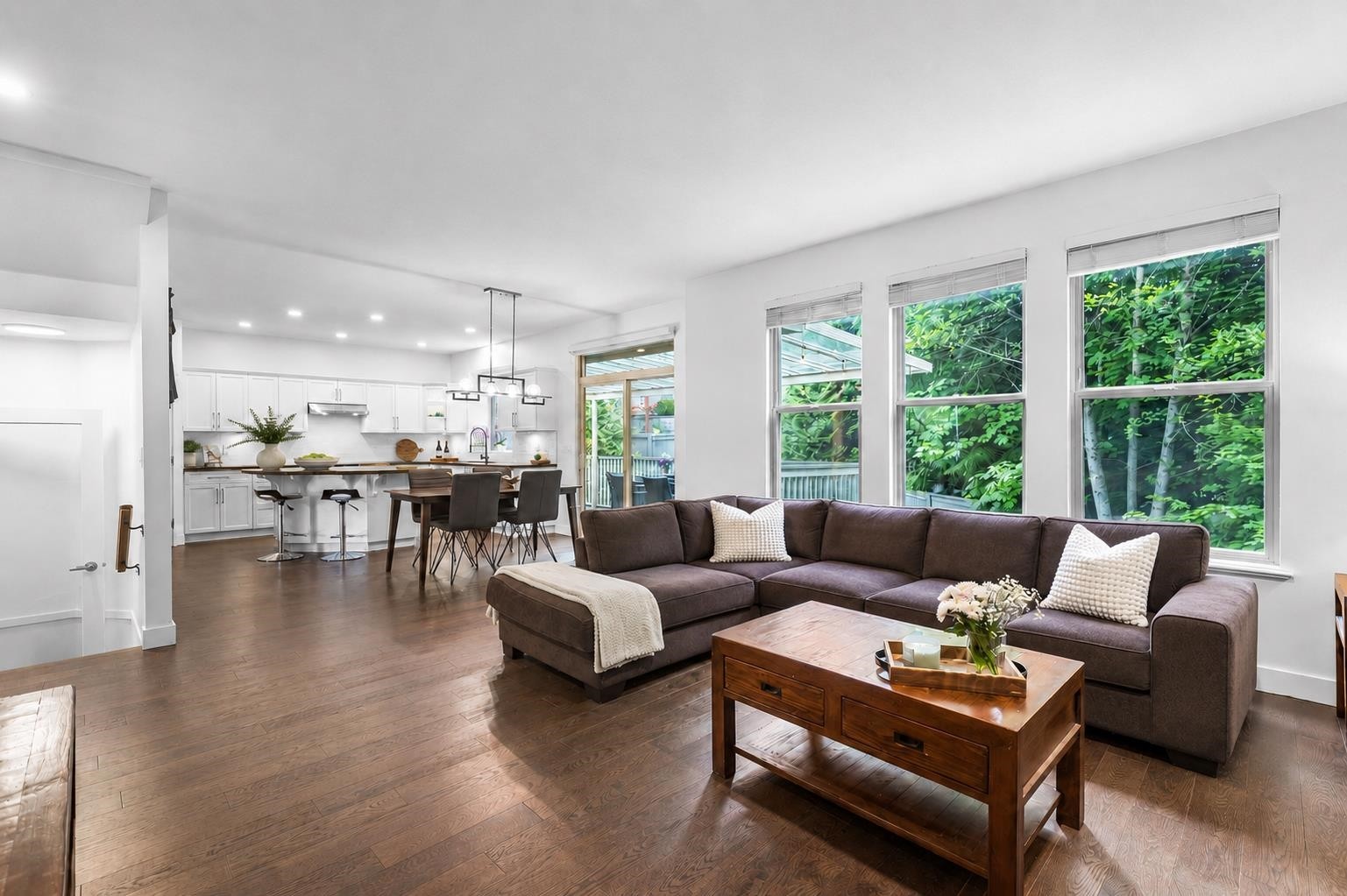 36 Maple Court, Port Moody, BC - Indoor Photo Showing Living Room