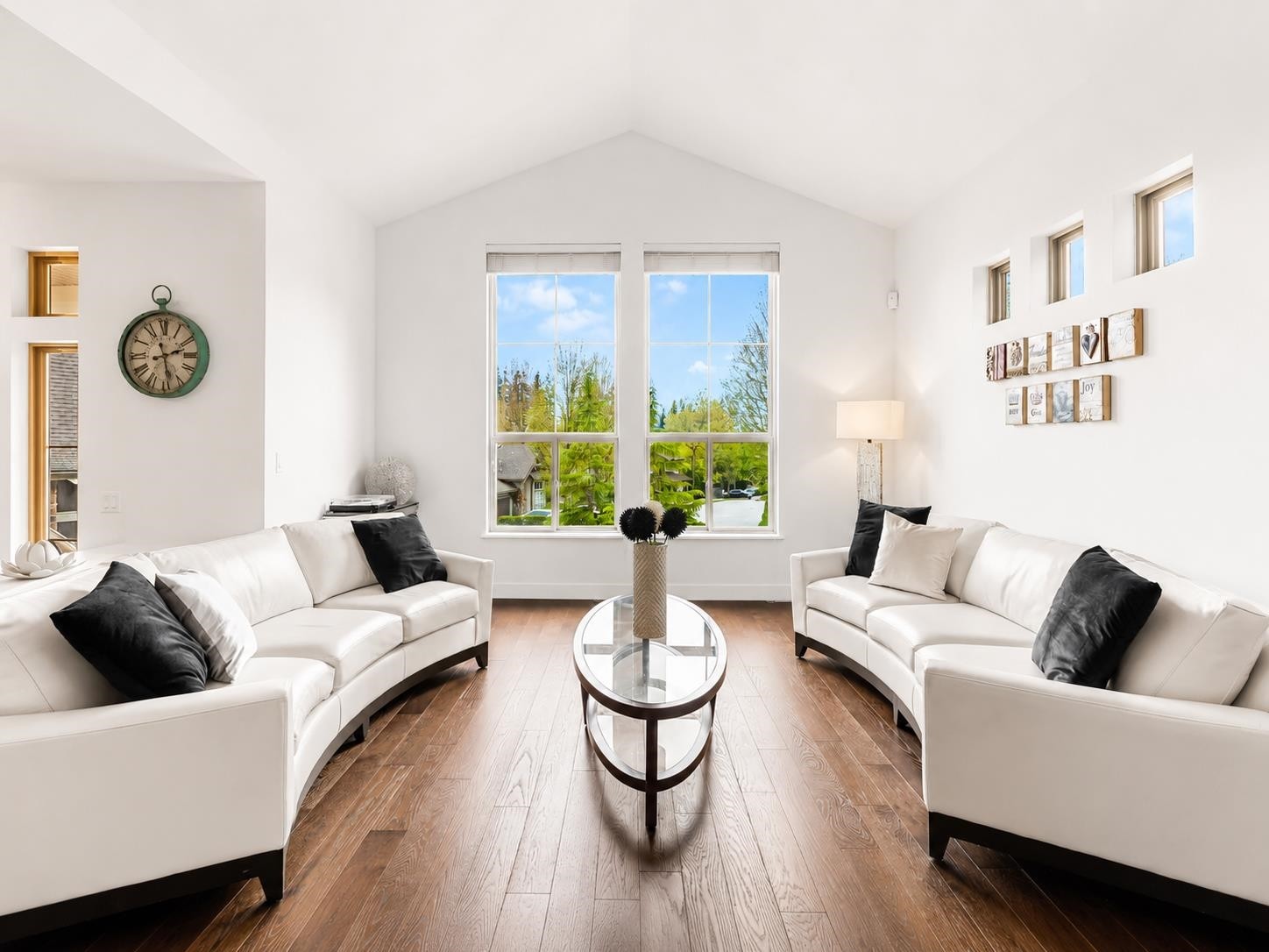 36 Maple Court, Port Moody, BC - Indoor Photo Showing Living Room