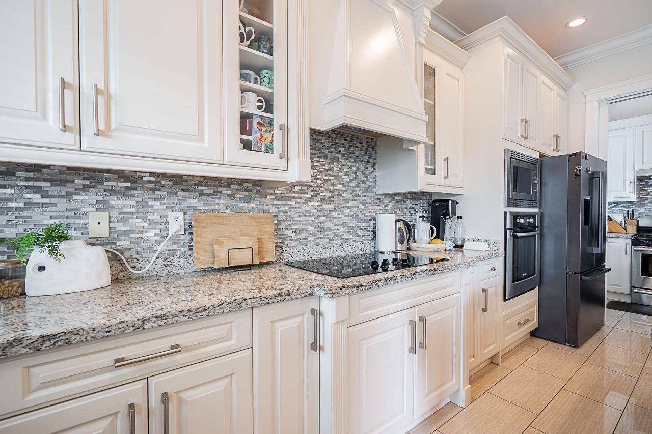 1606 29Th Avenue E, Vancouver, BC - Indoor Photo Showing Kitchen With Upgraded Kitchen