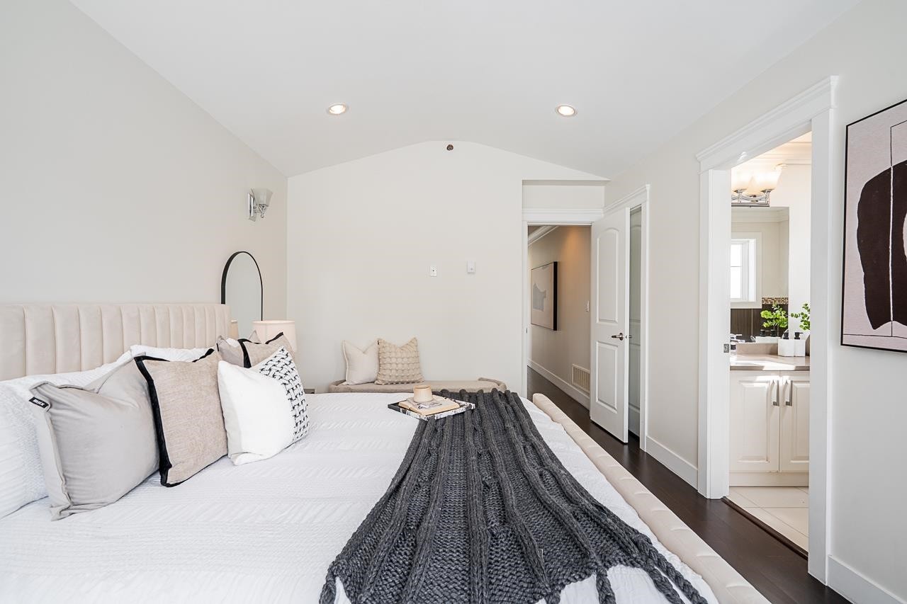 1606 29Th Avenue E, Vancouver, BC - Indoor Photo Showing Bedroom