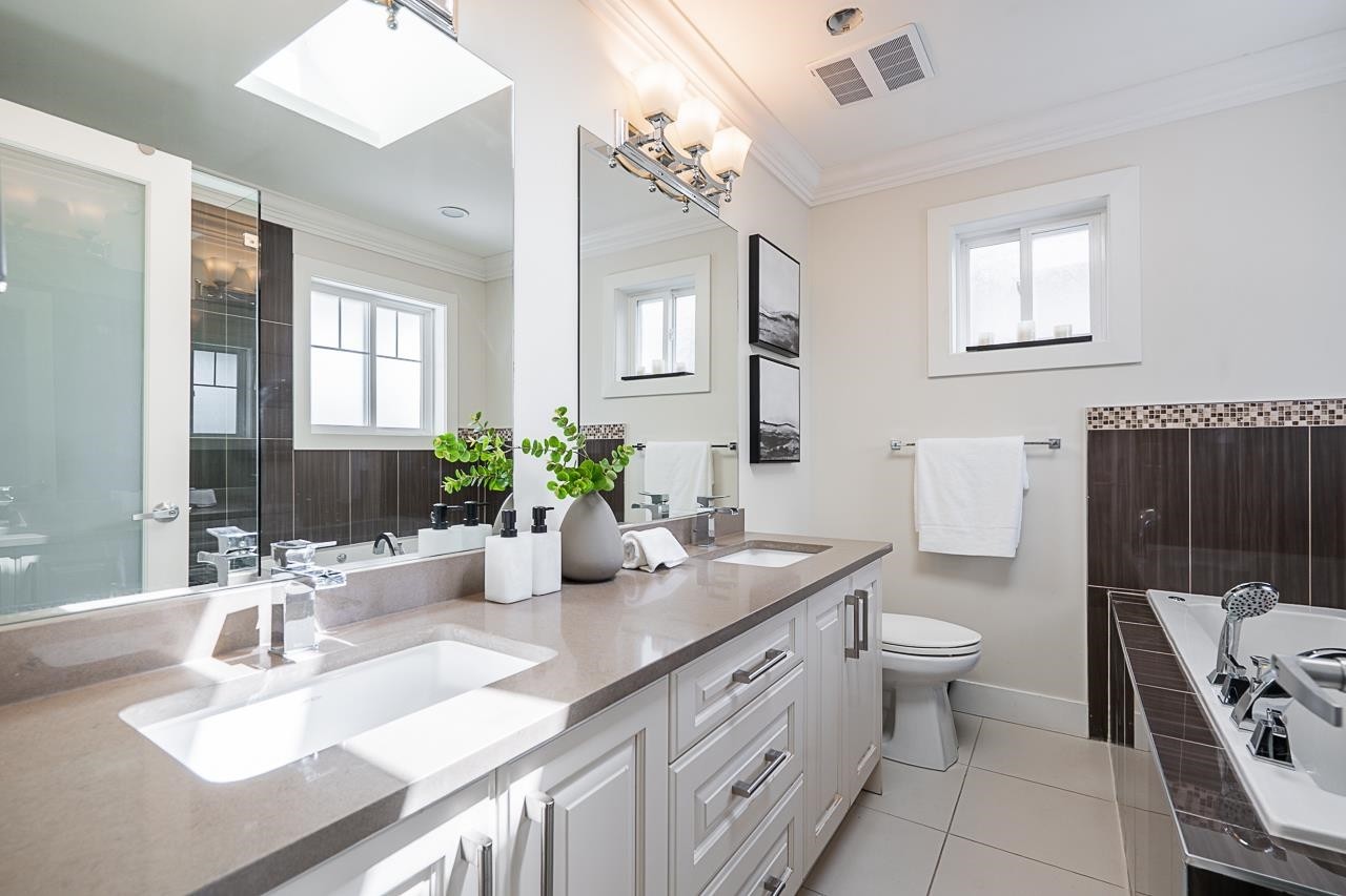 1606 29Th Avenue E, Vancouver, BC - Indoor Photo Showing Bathroom
