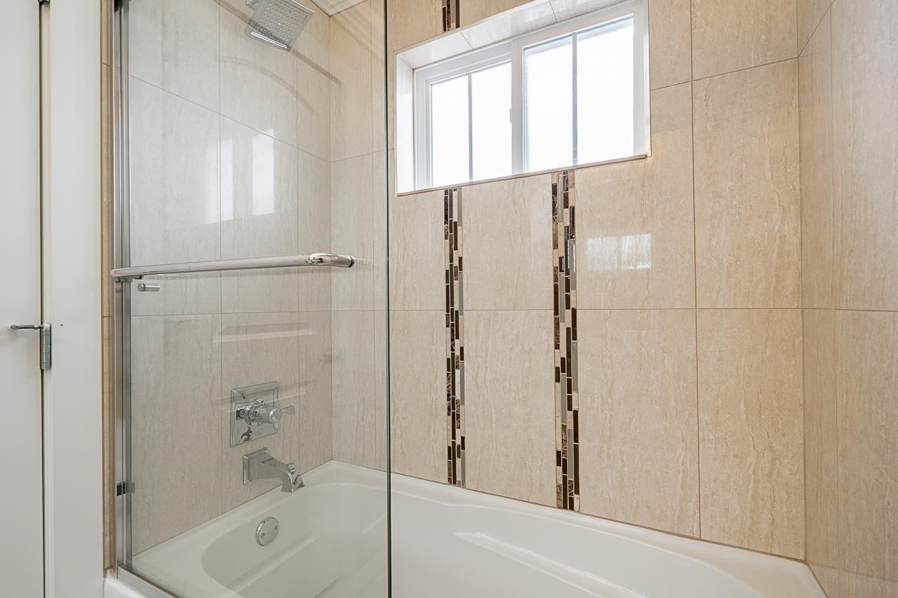 1606 29Th Avenue E, Vancouver, BC - Indoor Photo Showing Bathroom