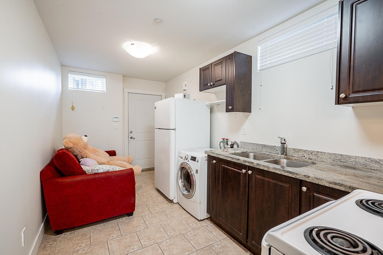 1606 29Th Avenue E, Vancouver, BC - Indoor Photo Showing Laundry Room