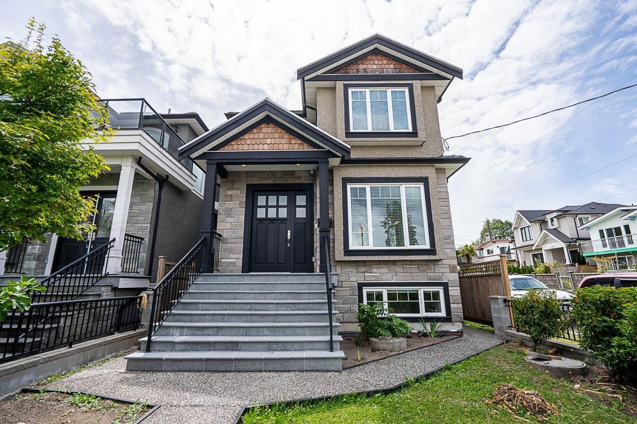 1606 29Th Avenue E, Vancouver, BC - Outdoor With Facade