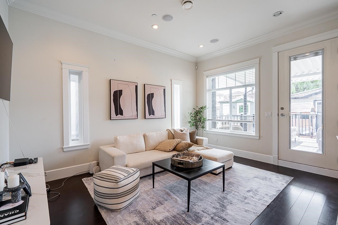 1606 29Th Avenue E, Vancouver, BC - Indoor Photo Showing Living Room
