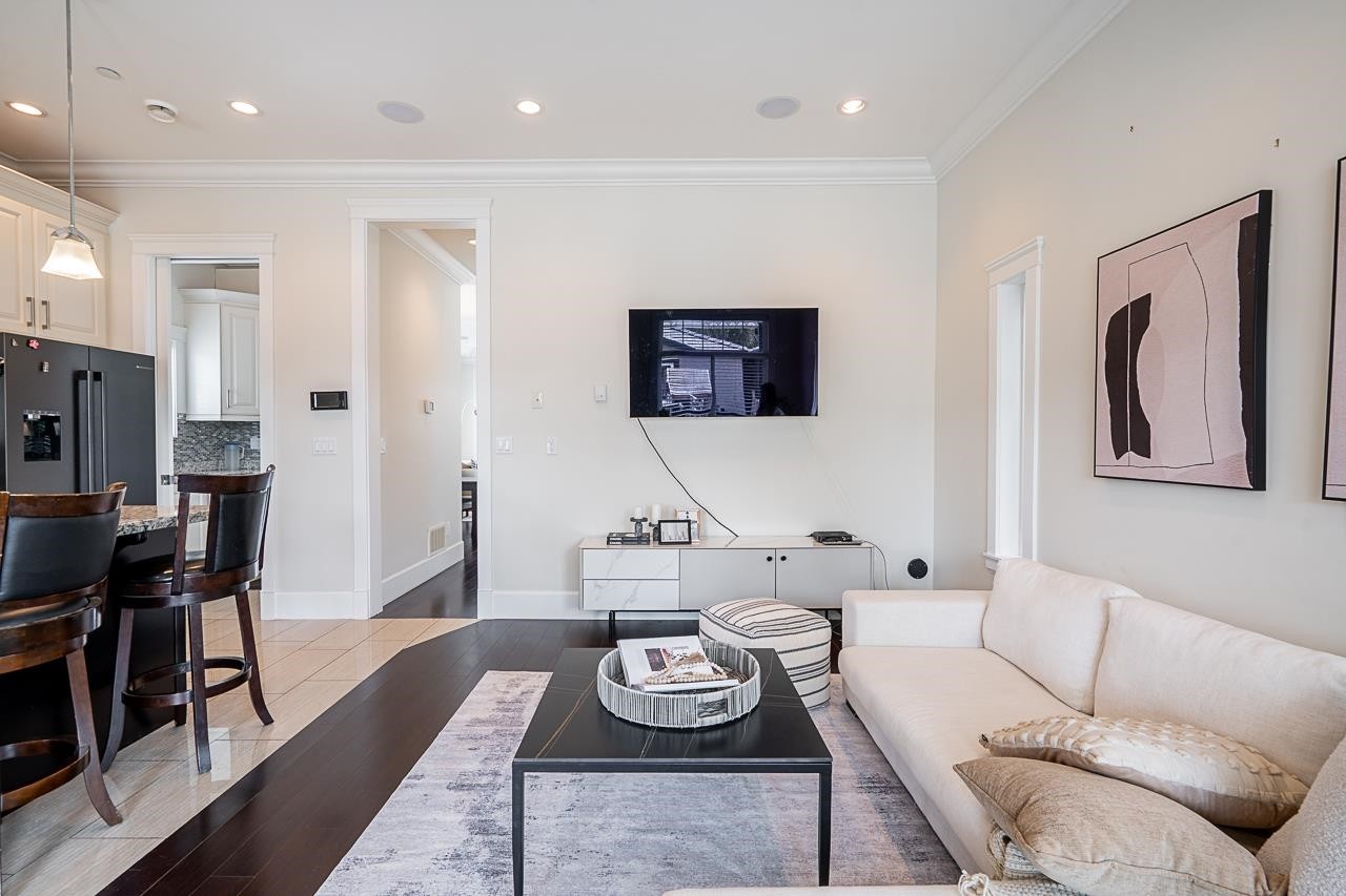 1606 29Th Avenue E, Vancouver, BC - Indoor Photo Showing Living Room