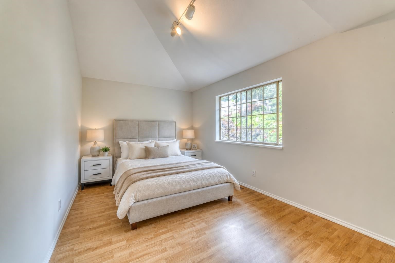 104 Ravine Drive, Port Moody, BC - Indoor Photo Showing Bedroom