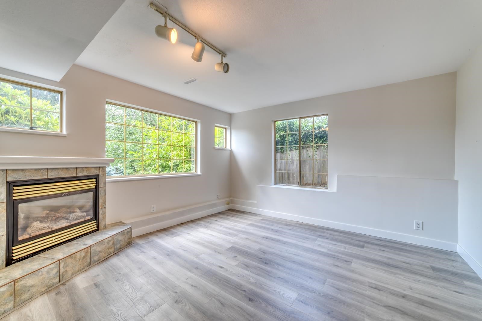 104 Ravine Drive, Port Moody, BC - Indoor Photo Showing Living Room With Fireplace