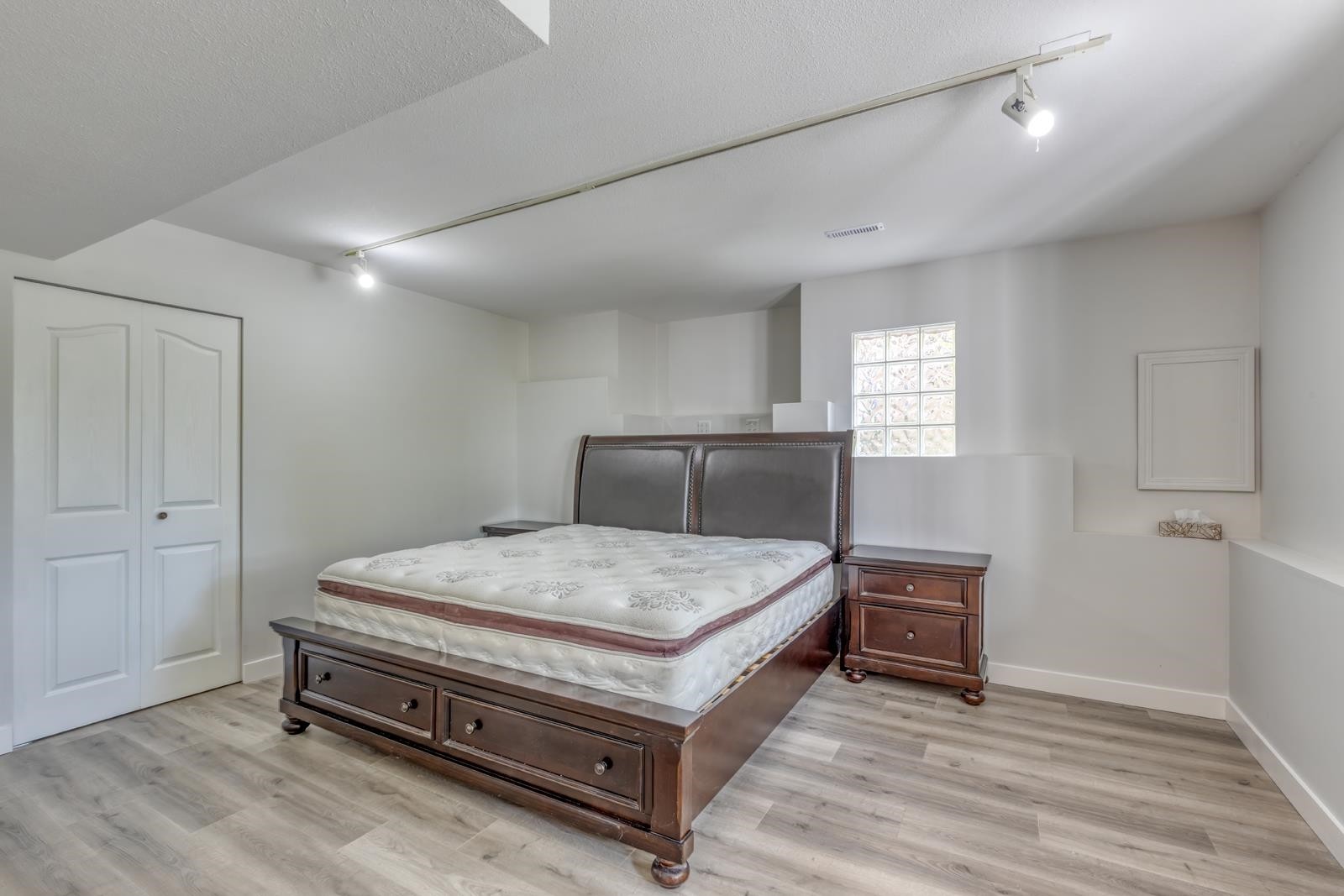 104 Ravine Drive, Port Moody, BC - Indoor Photo Showing Bedroom