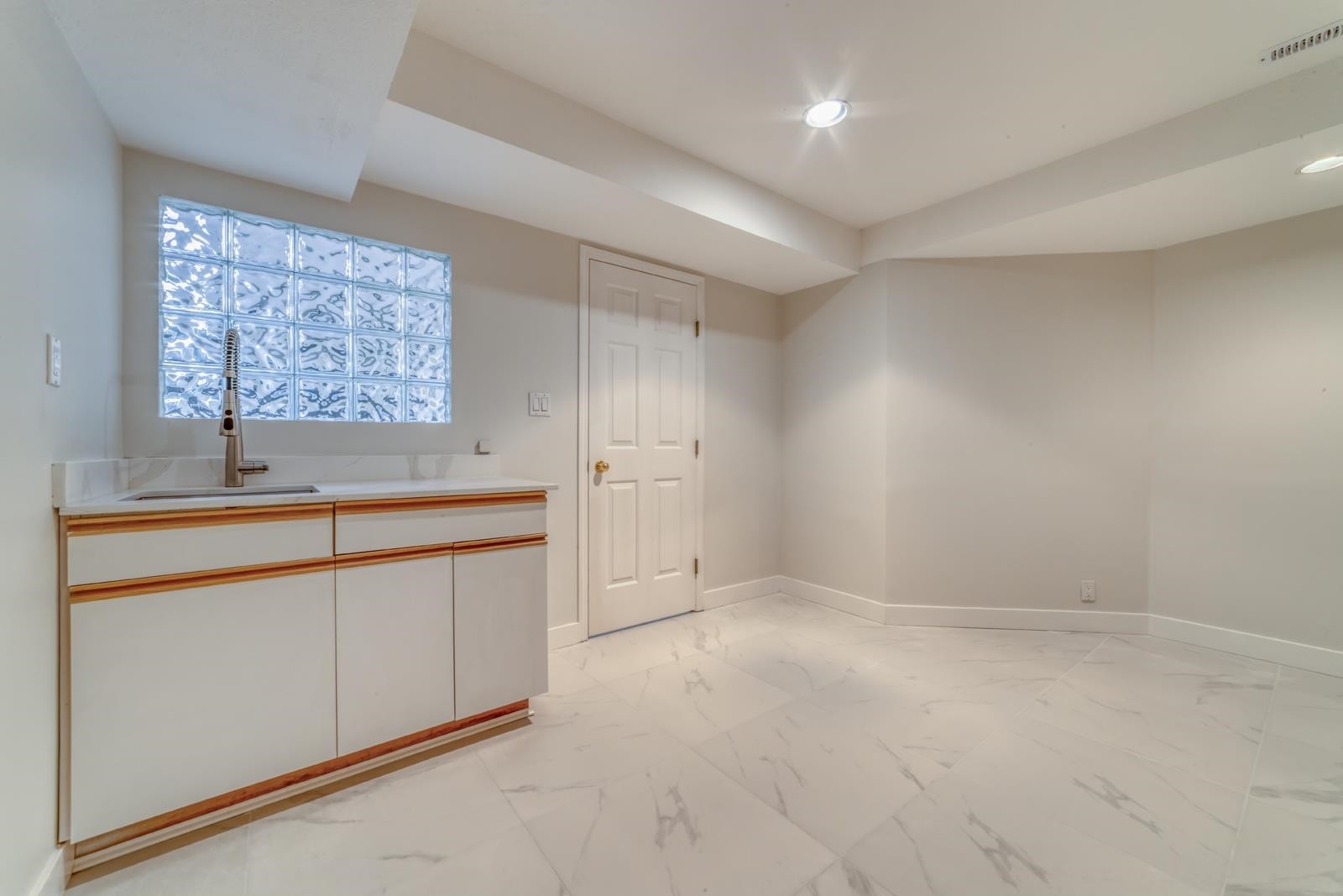 104 Ravine Drive, Port Moody, BC - Indoor Photo Showing Other Room