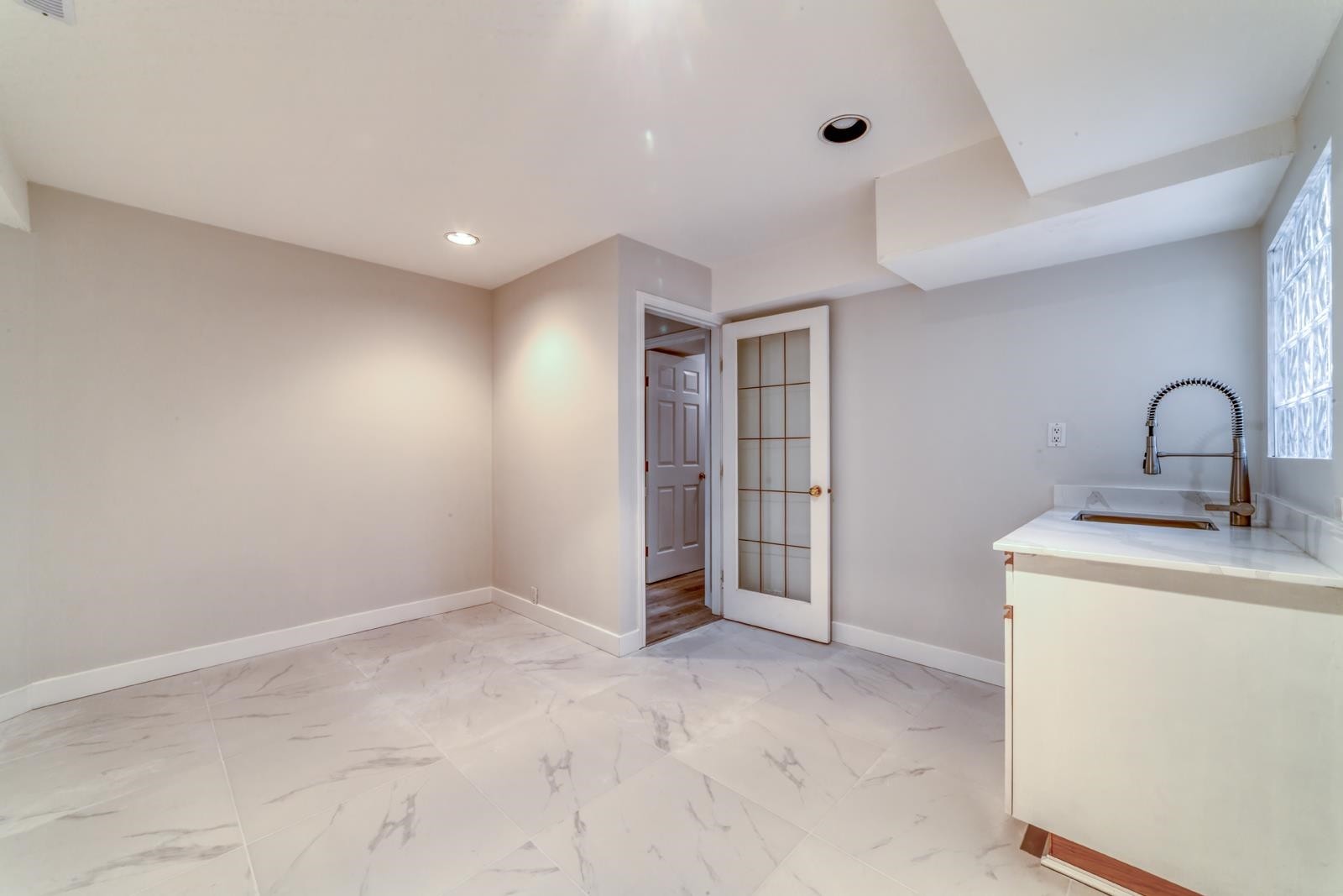 104 Ravine Drive, Port Moody, BC - Indoor Photo Showing Other Room