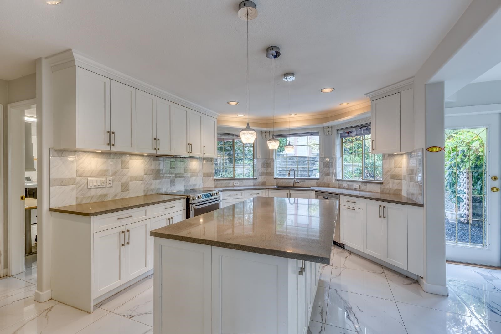 104 Ravine Drive, Port Moody, BC - Indoor Photo Showing Kitchen With Upgraded Kitchen