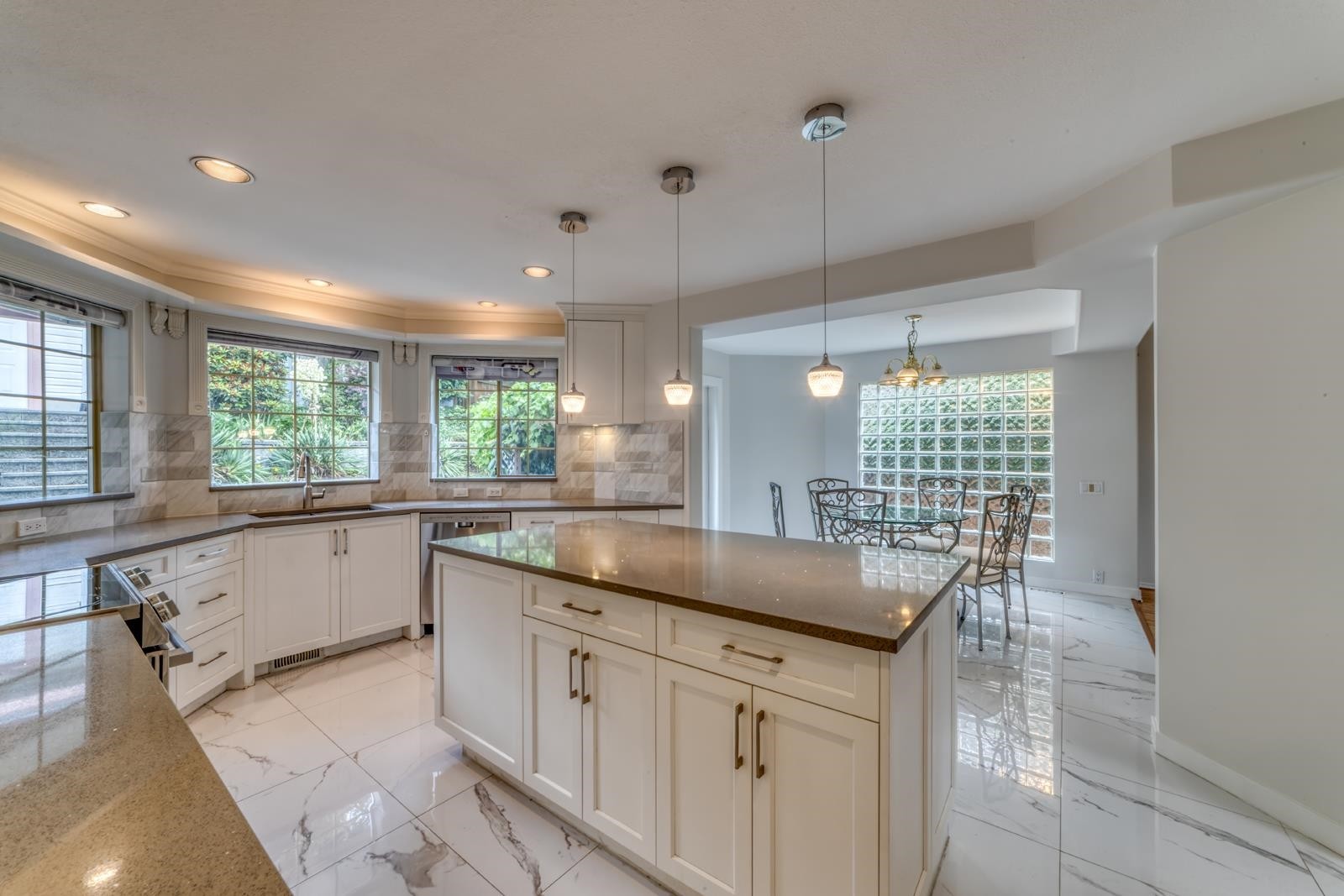 104 Ravine Drive, Port Moody, BC - Indoor Photo Showing Kitchen With Upgraded Kitchen
