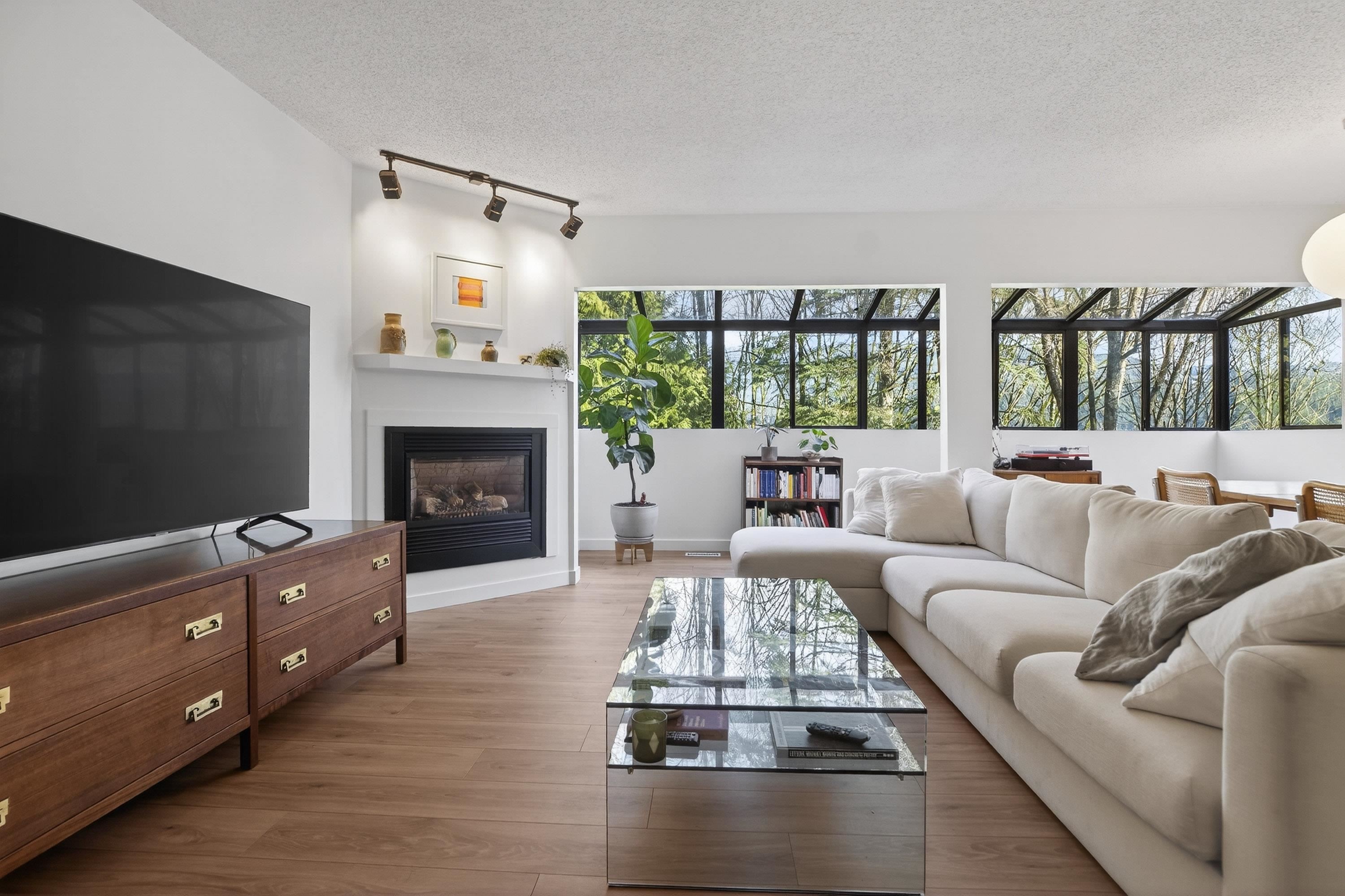 526 Cardiff Way, Port Moody, BC - Indoor Photo Showing Living Room With Fireplace