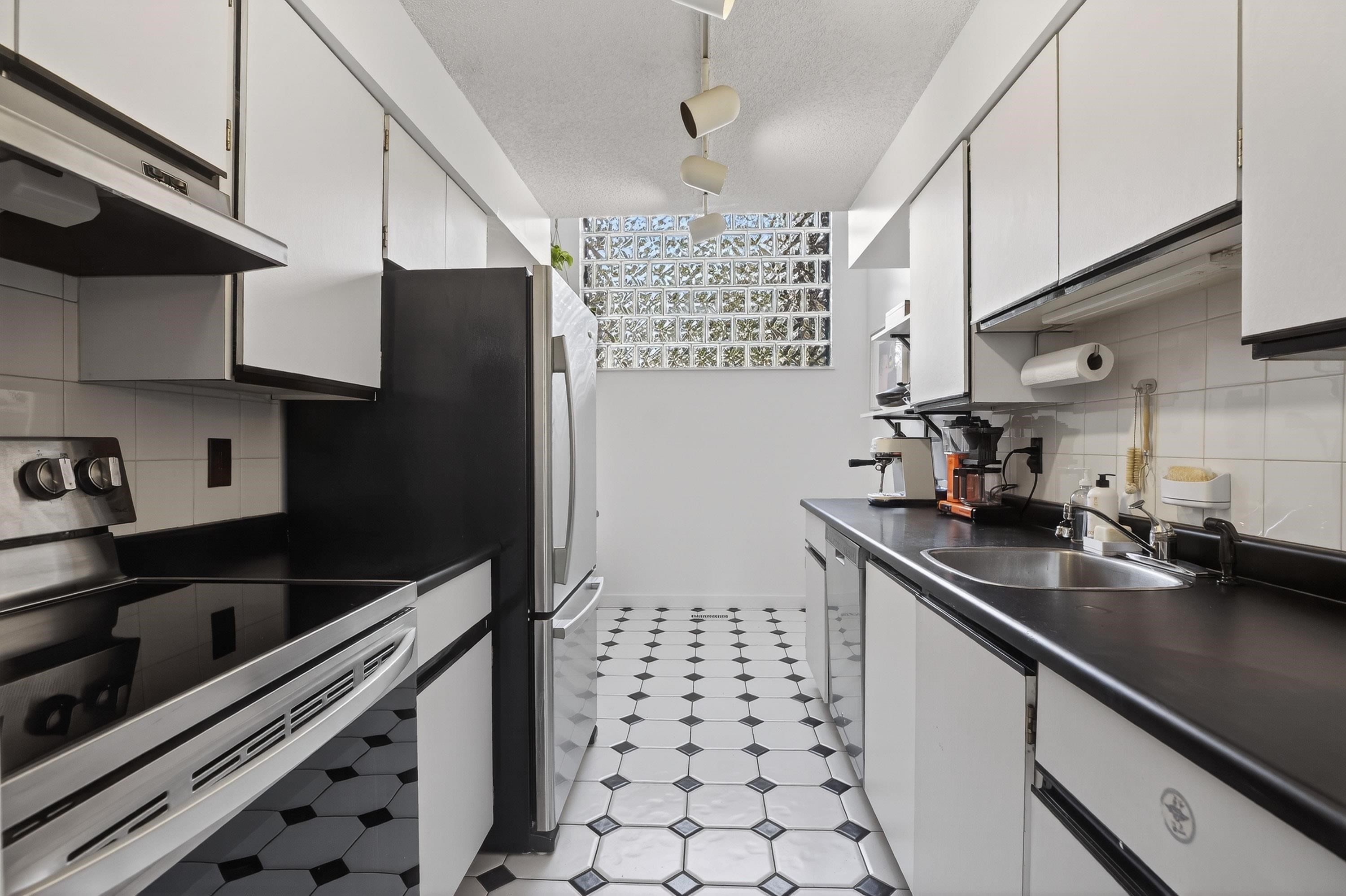 526 Cardiff Way, Port Moody, BC - Indoor Photo Showing Kitchen