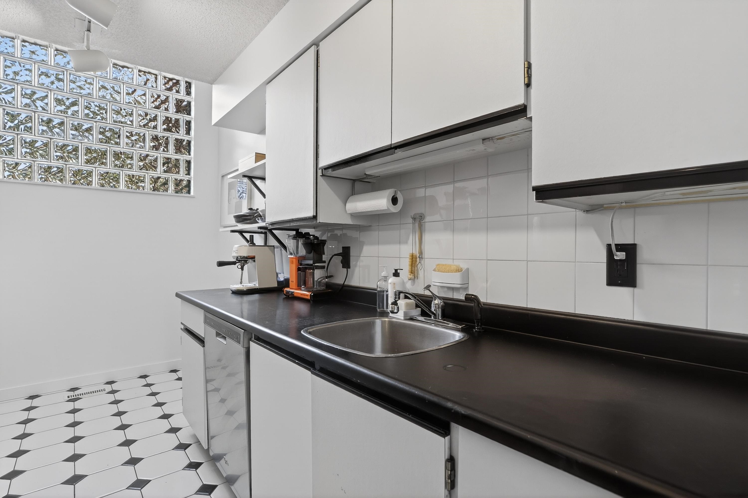 526 Cardiff Way, Port Moody, BC - Indoor Photo Showing Kitchen