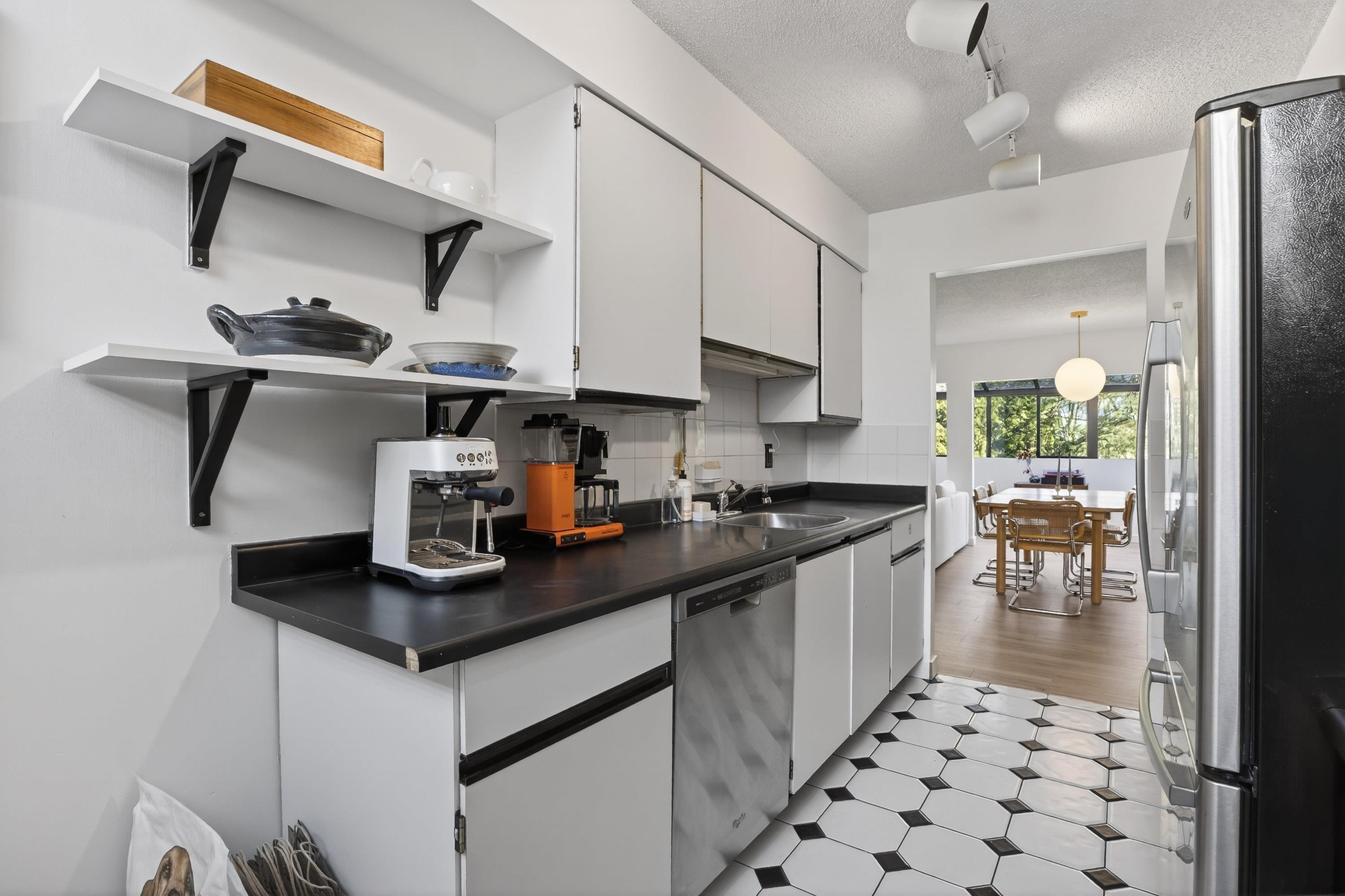 526 Cardiff Way, Port Moody, BC - Indoor Photo Showing Kitchen