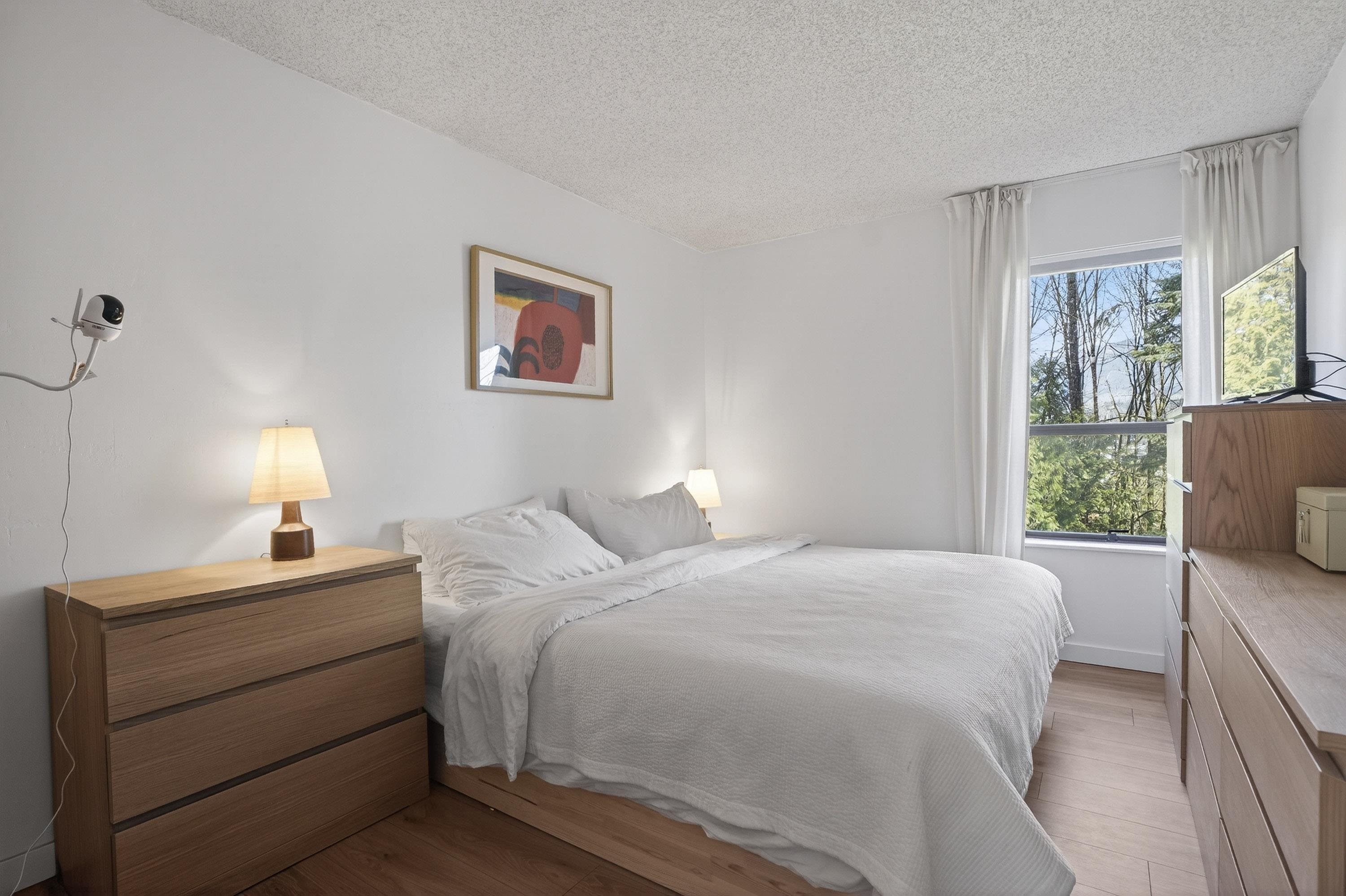 526 Cardiff Way, Port Moody, BC - Indoor Photo Showing Bedroom