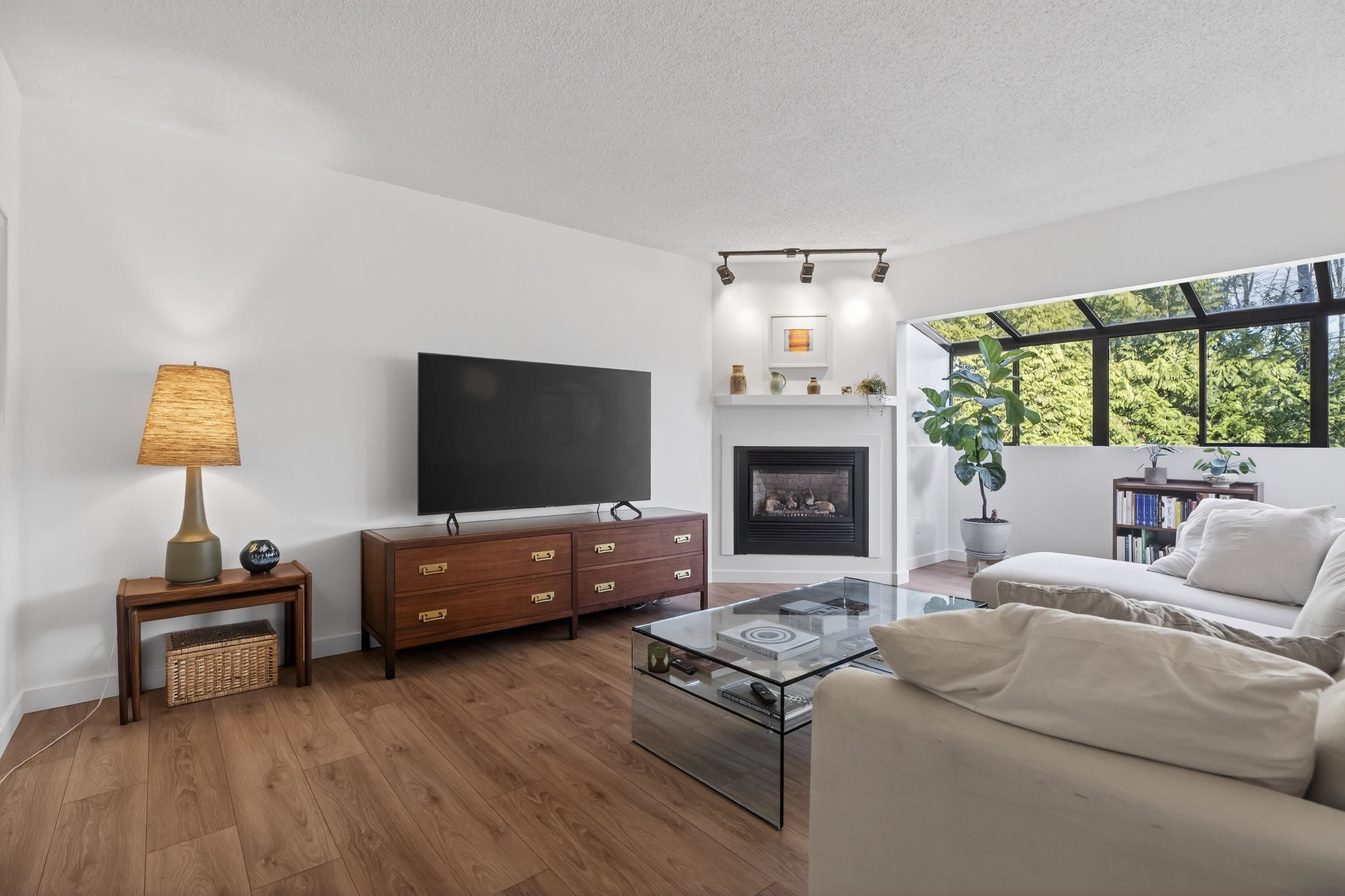 526 Cardiff Way, Port Moody, BC - Indoor Photo Showing Living Room With Fireplace