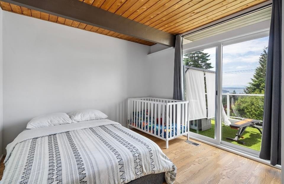 442 Monteray Avenue, North Vancouver, BC - Indoor Photo Showing Bedroom
