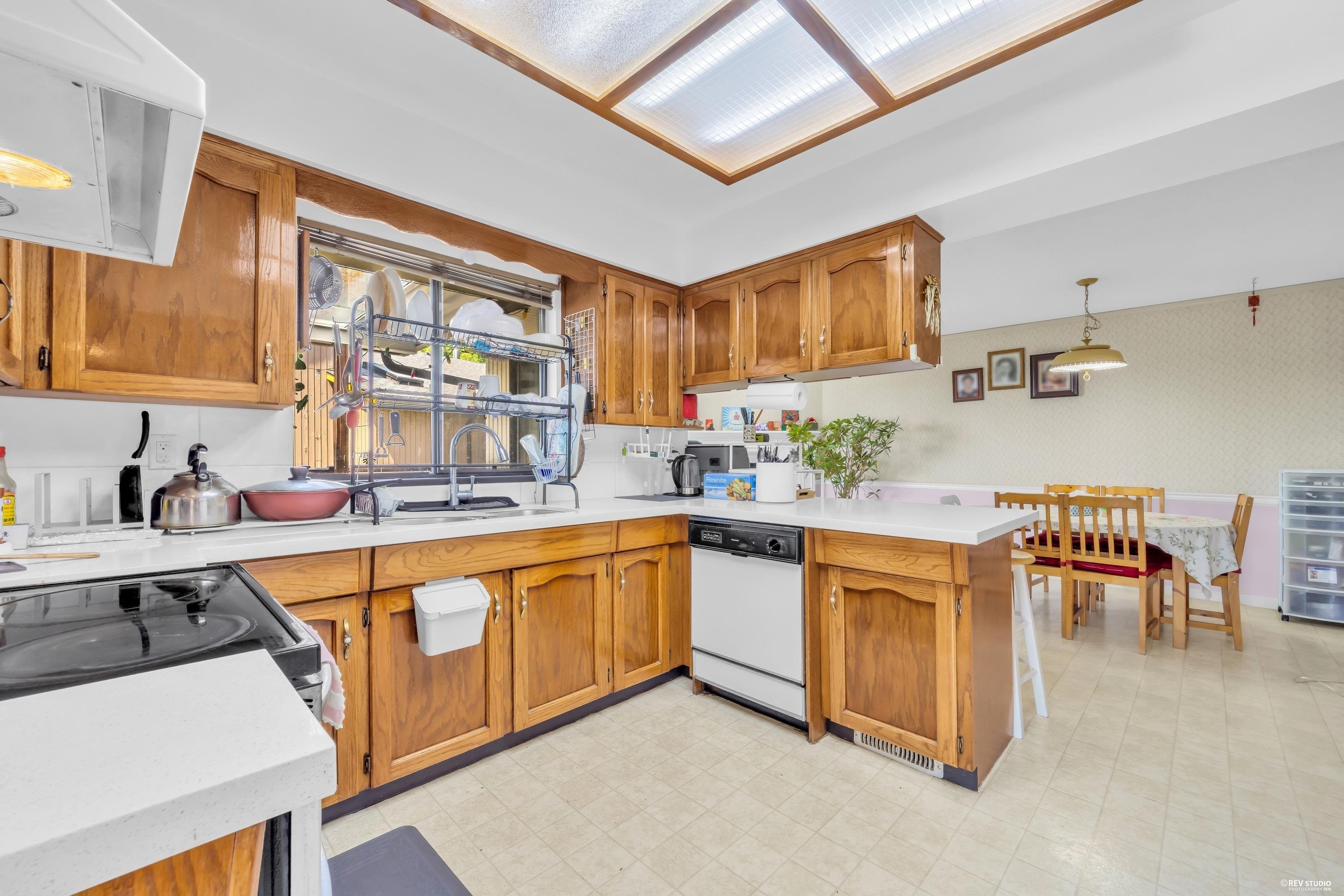 415 Goyer Court, Coquitlam, BC - Indoor Photo Showing Kitchen
