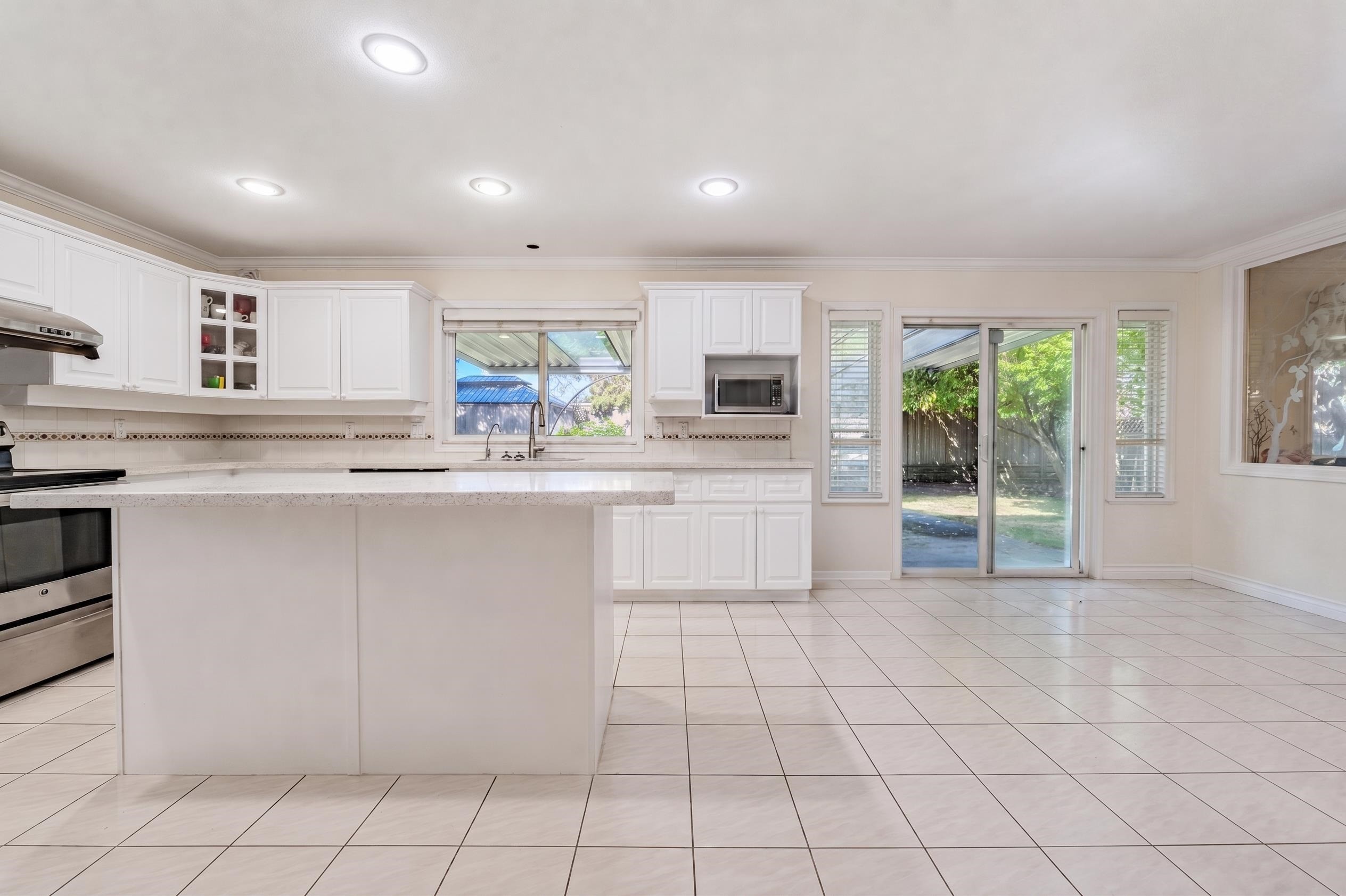 8511 Littlemore Place, Richmond, BC - Indoor Photo Showing Kitchen