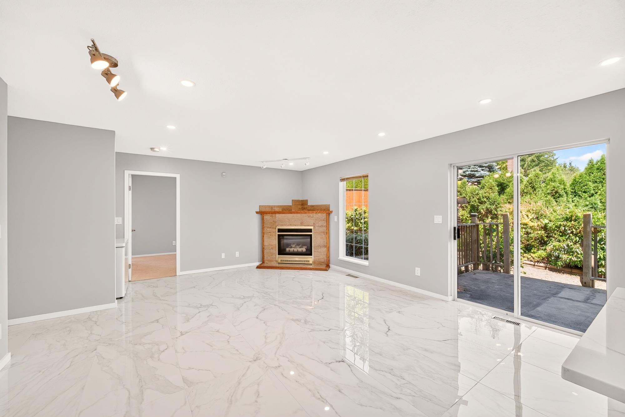 1237 Durant Drive, Coquitlam, BC - Indoor With Fireplace