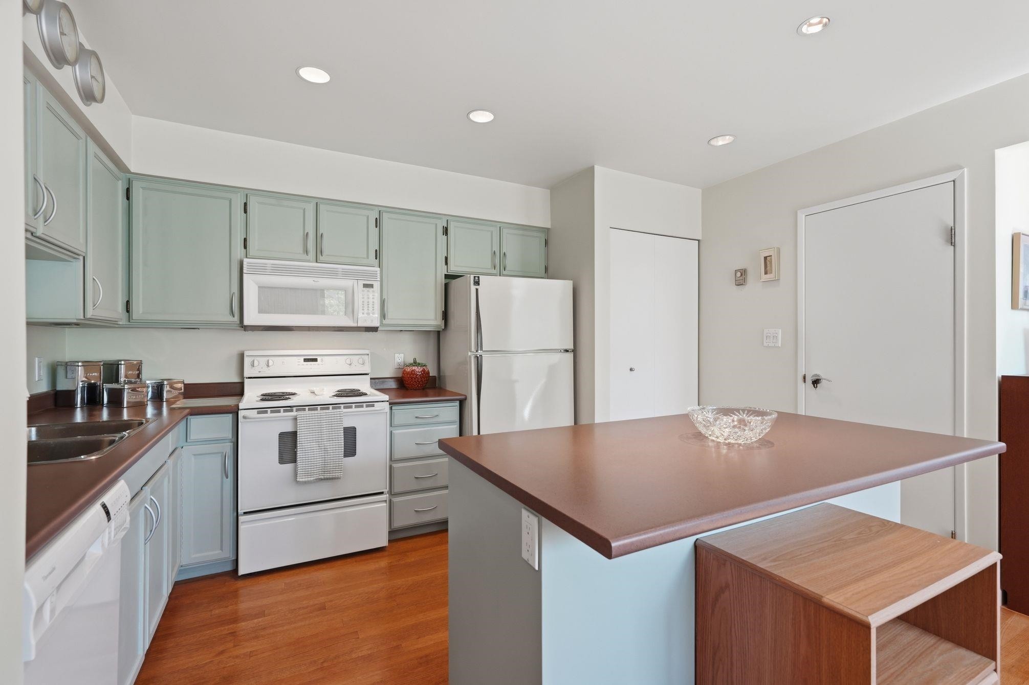 1344 7Th Avenue W, Vancouver, BC - Indoor Photo Showing Kitchen
