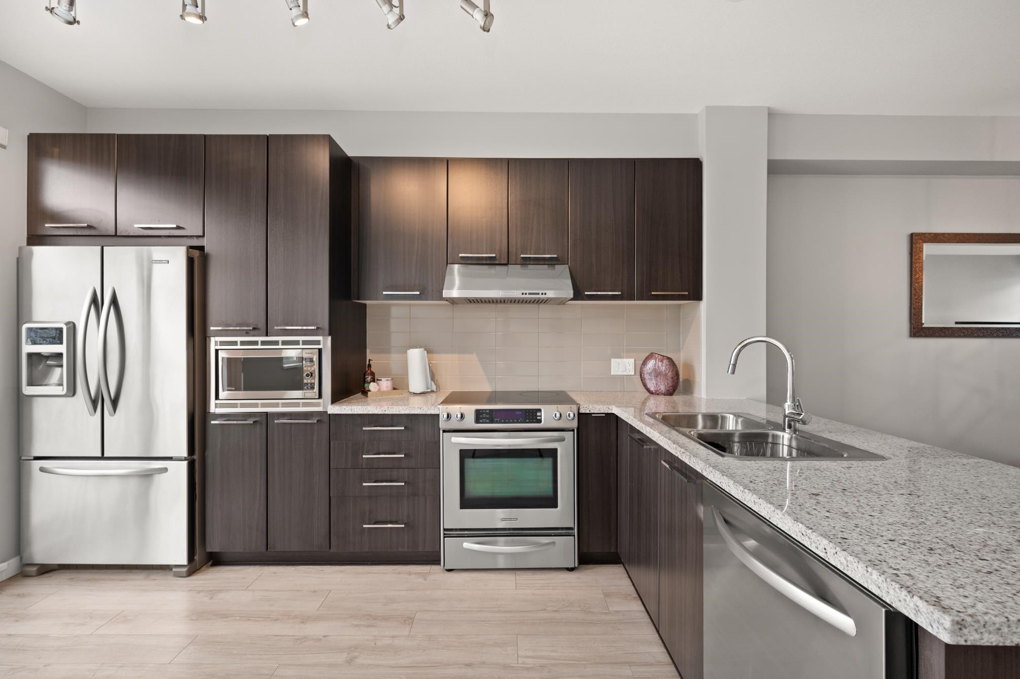 27-1338 Hames Crescent, Coquitlam, BC - Indoor Photo Showing Kitchen With Double Sink With Upgraded Kitchen