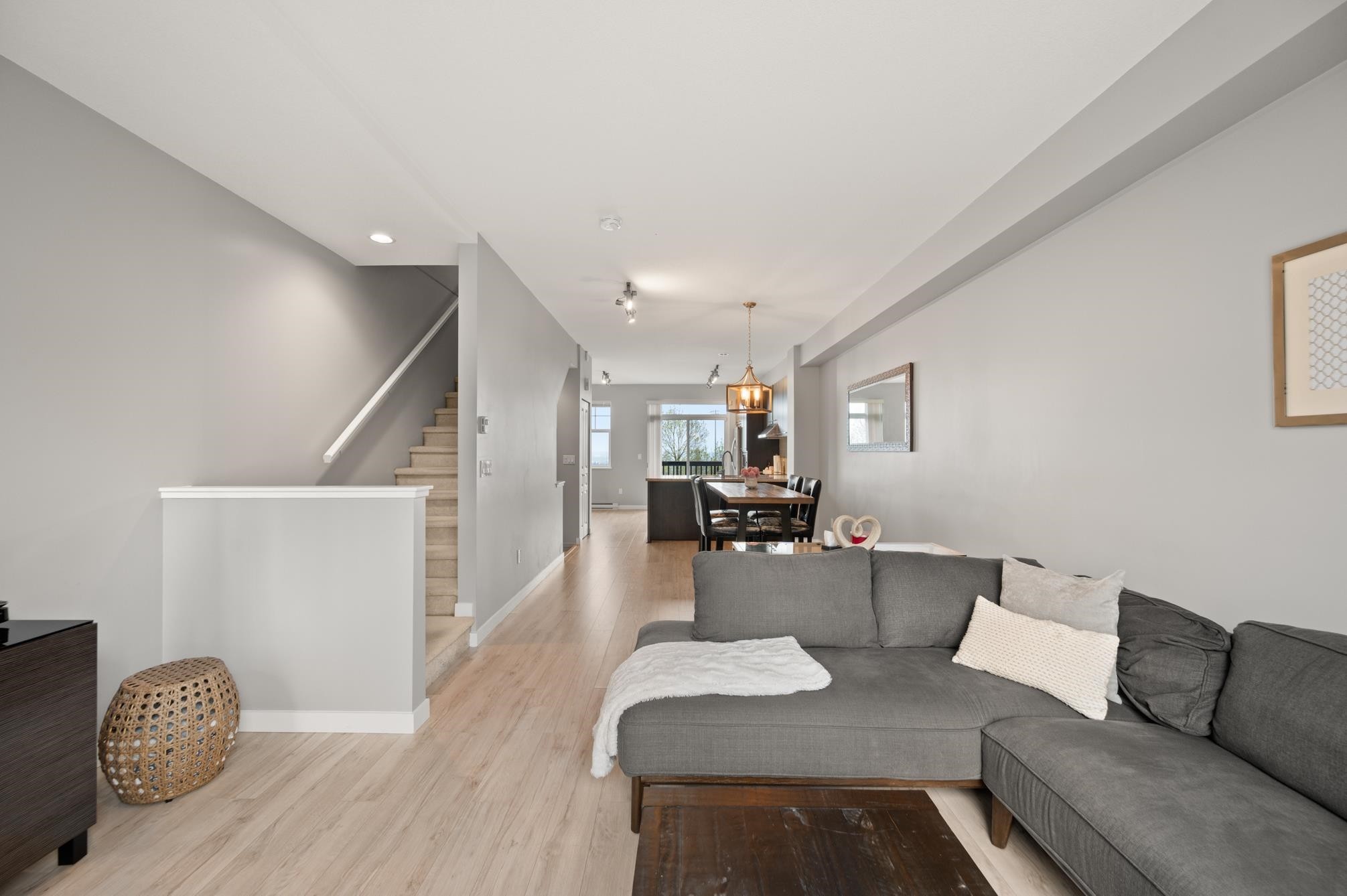 27-1338 Hames Crescent, Coquitlam, BC - Indoor Photo Showing Living Room