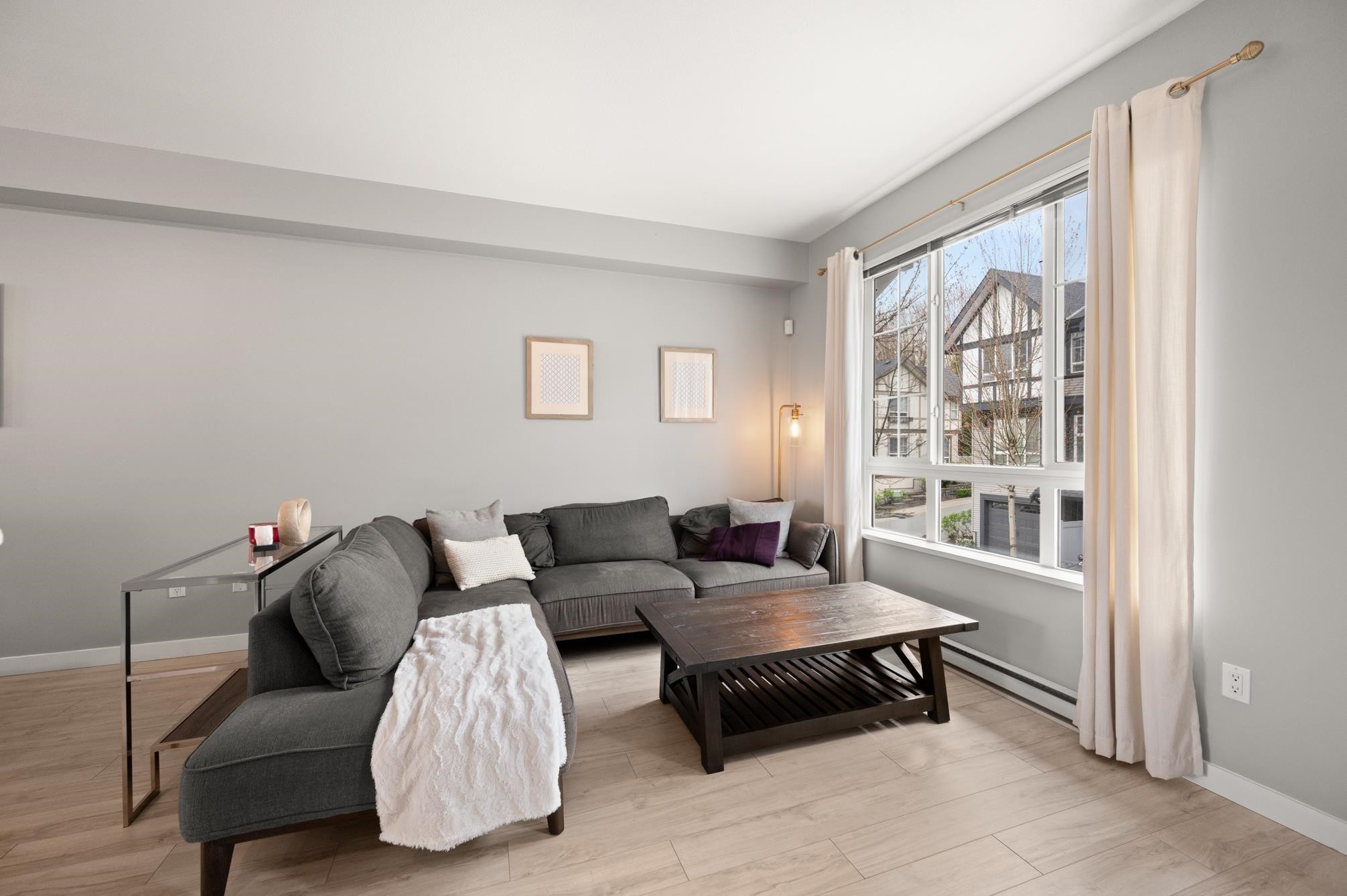 27-1338 Hames Crescent, Coquitlam, BC - Indoor Photo Showing Living Room