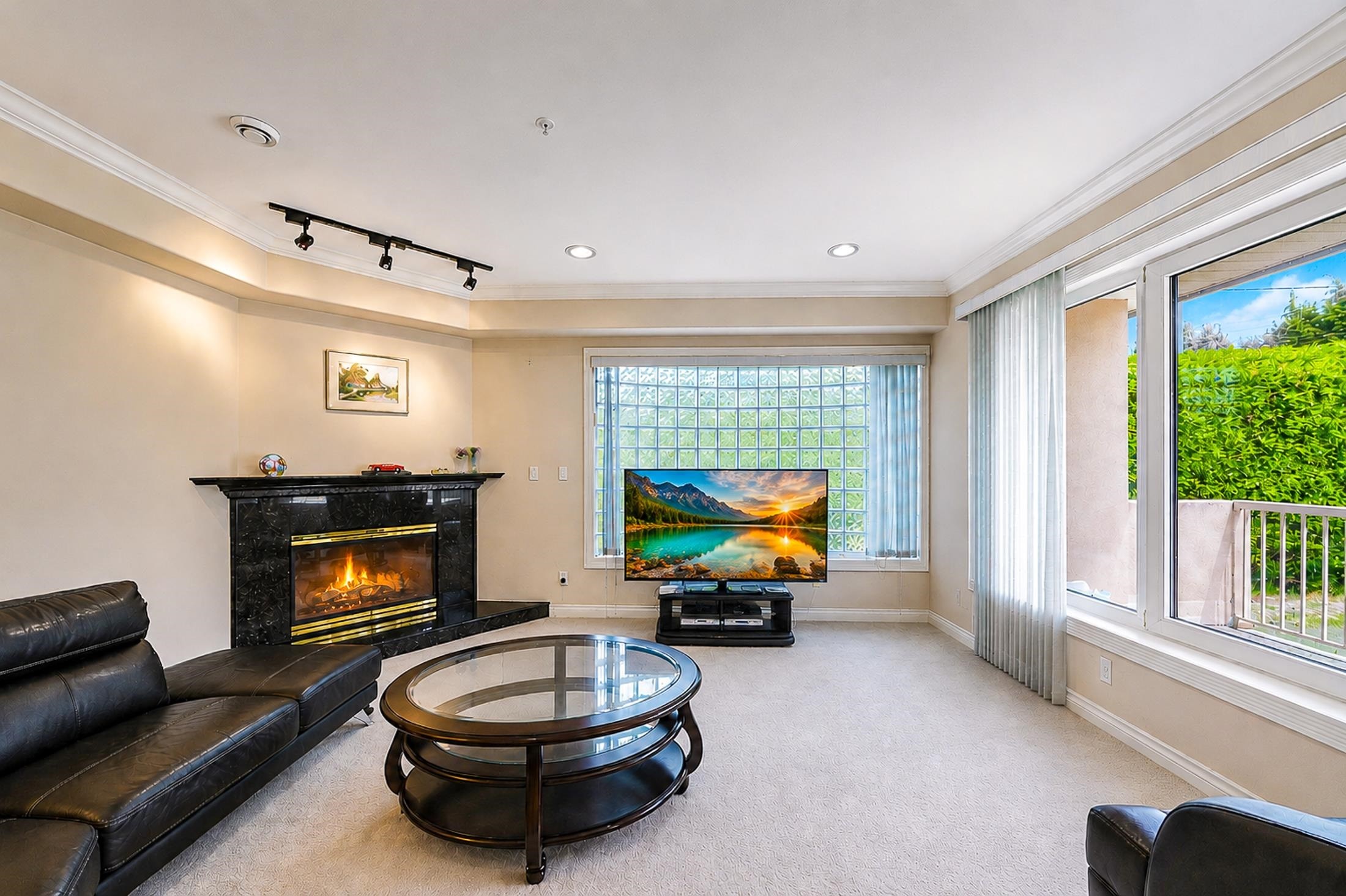 6718 Arbutus Street, Vancouver, BC - Indoor Photo Showing Living Room With Fireplace