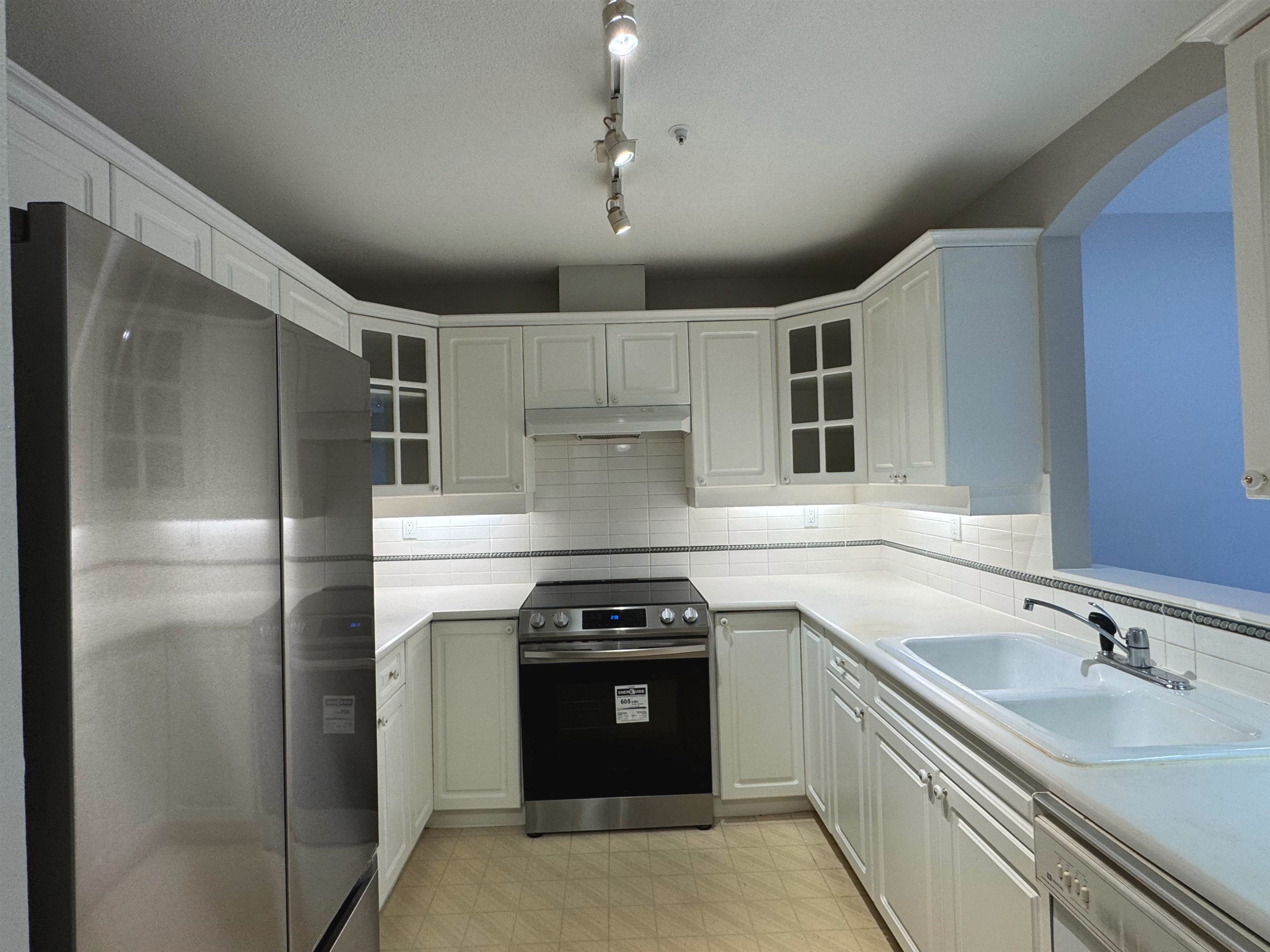308-5835 Hampton Place E, Vancouver, BC - Indoor Photo Showing Kitchen With Double Sink