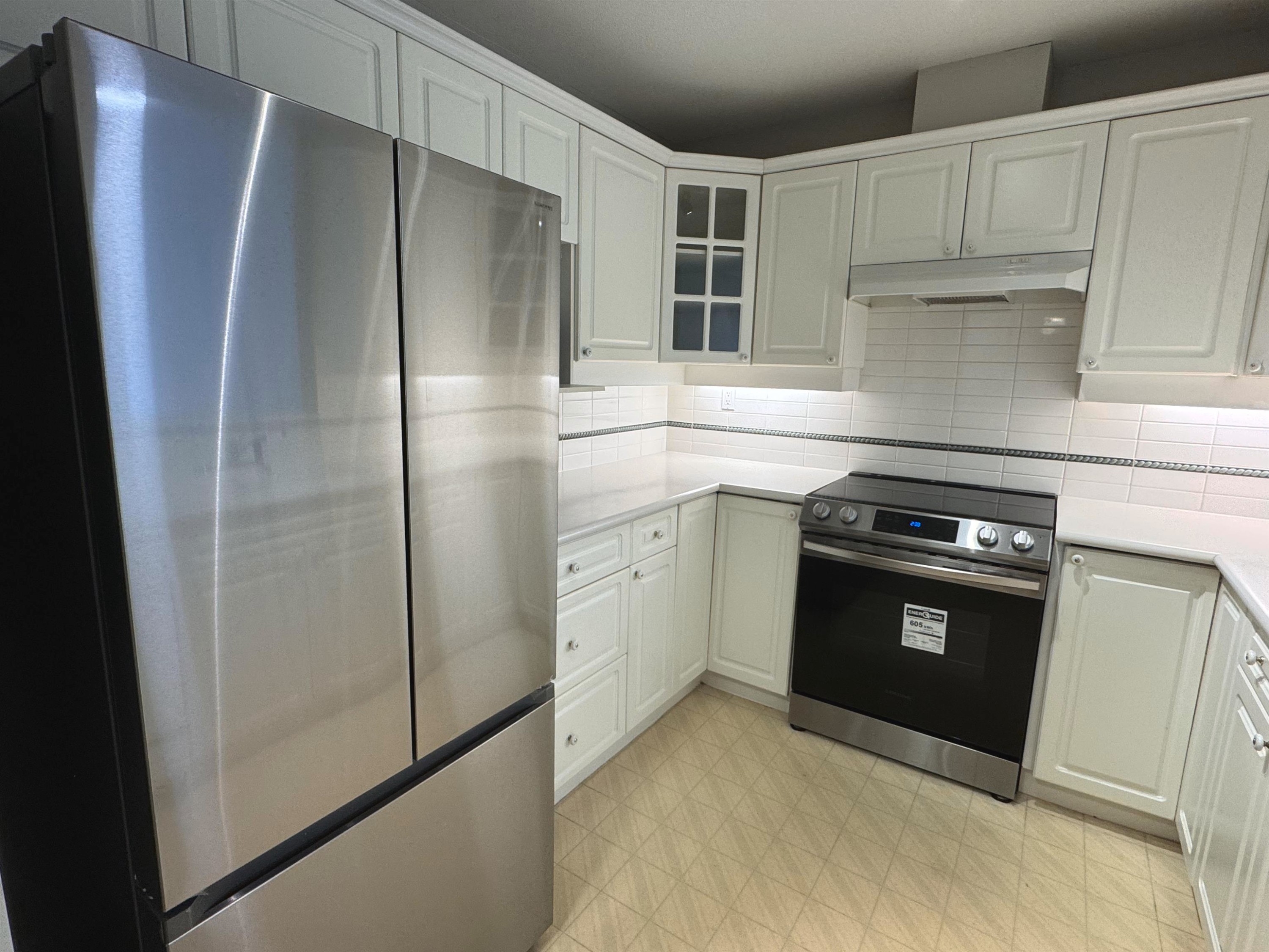 308-5835 Hampton Place E, Vancouver, BC - Indoor Photo Showing Kitchen