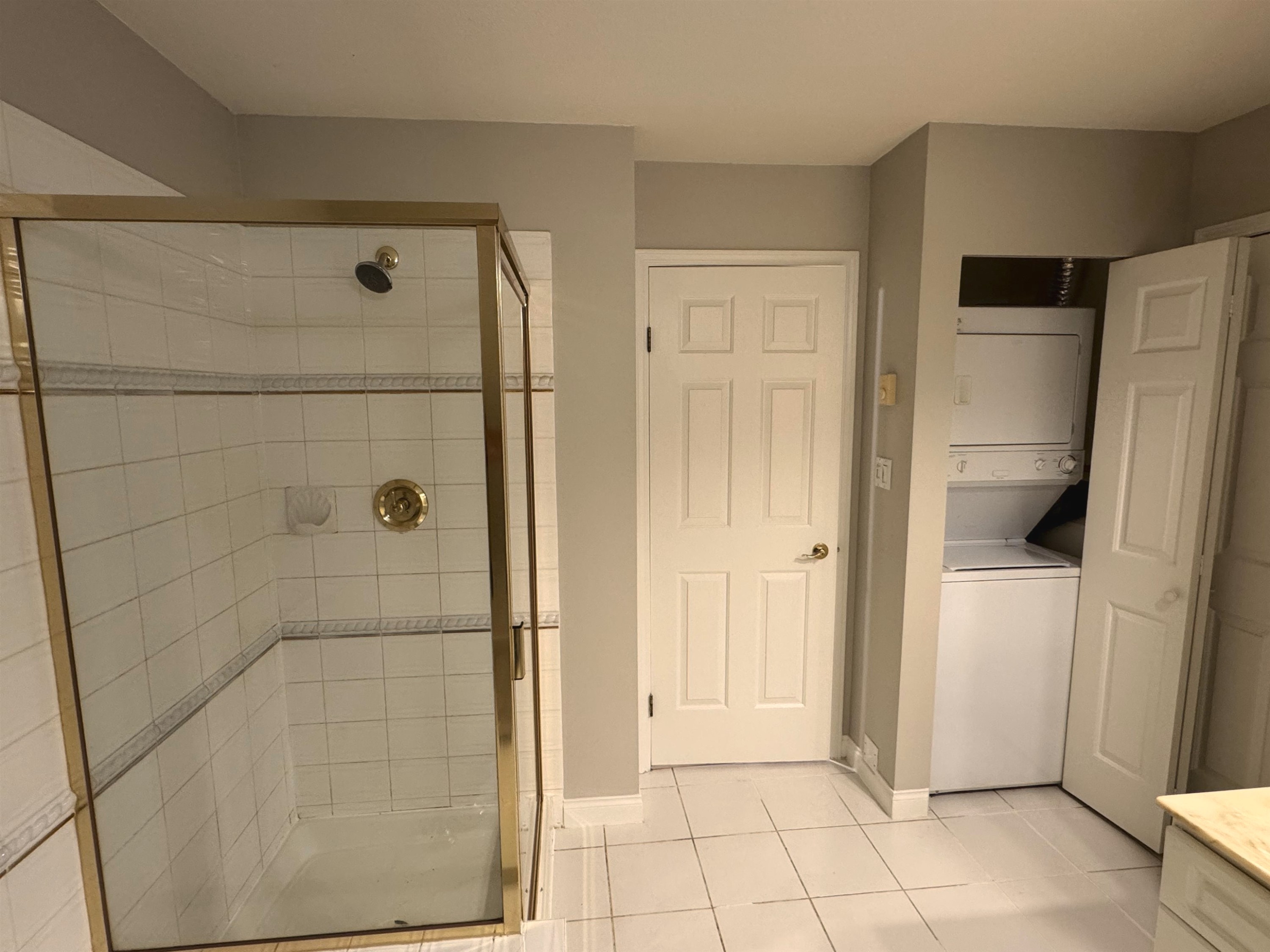 308-5835 Hampton Place E, Vancouver, BC - Indoor Photo Showing Laundry Room
