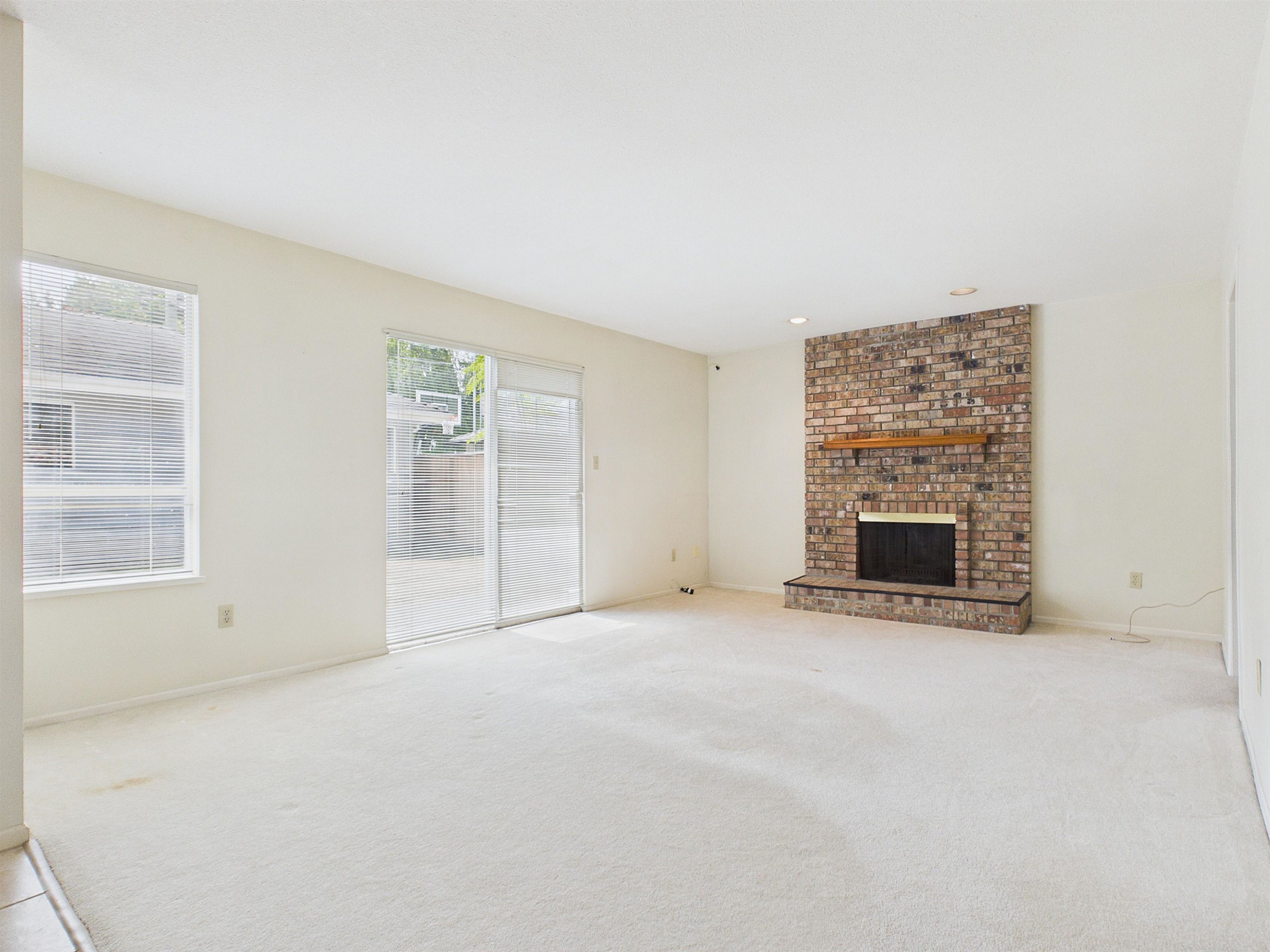 2718 Oliver Crescent, Vancouver, BC - Indoor Photo Showing Living Room With Fireplace