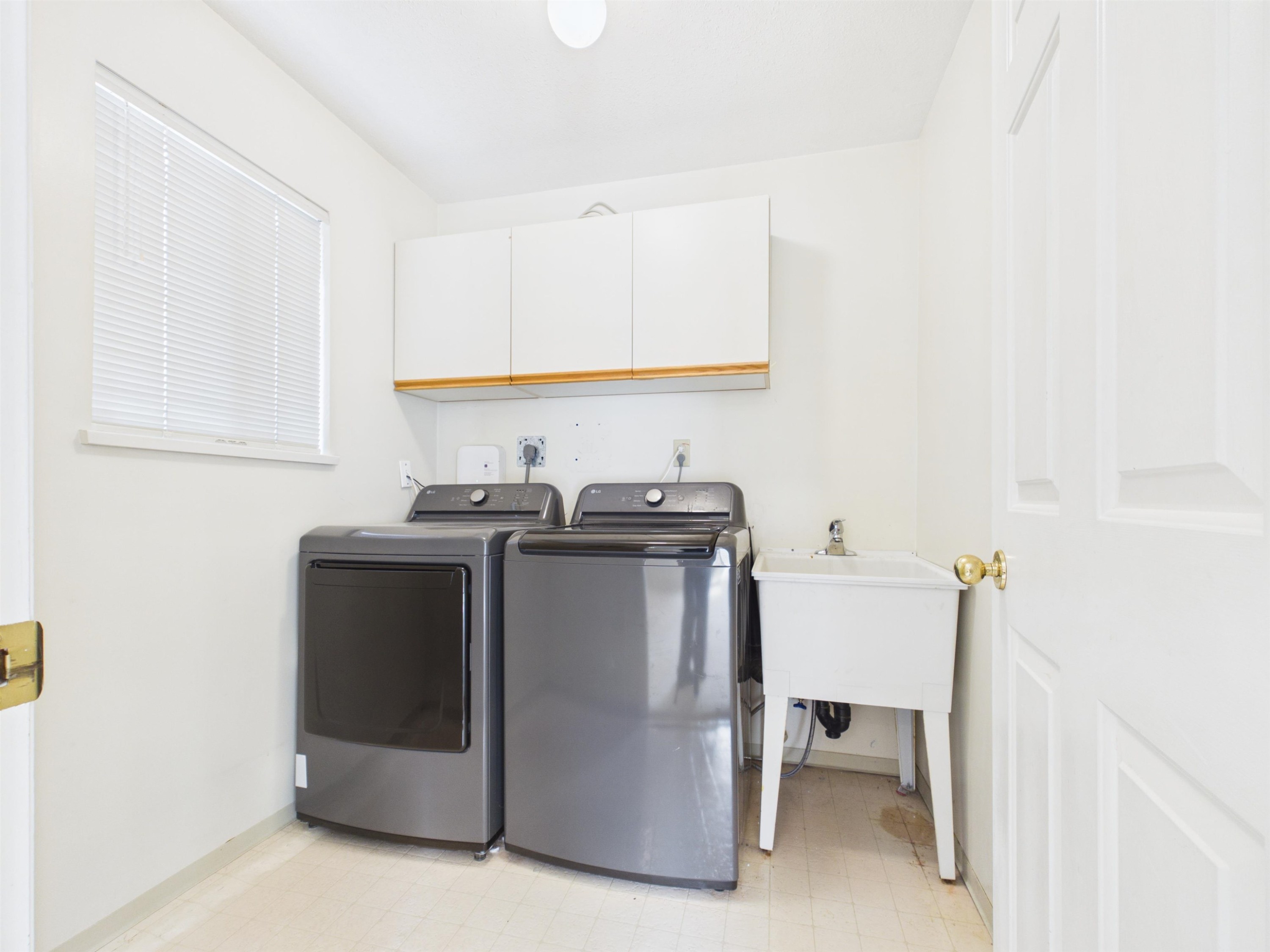 2718 Oliver Crescent, Vancouver, BC - Indoor Photo Showing Laundry Room