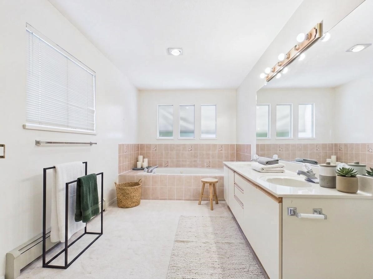 2718 Oliver Crescent, Vancouver, BC - Indoor Photo Showing Bathroom