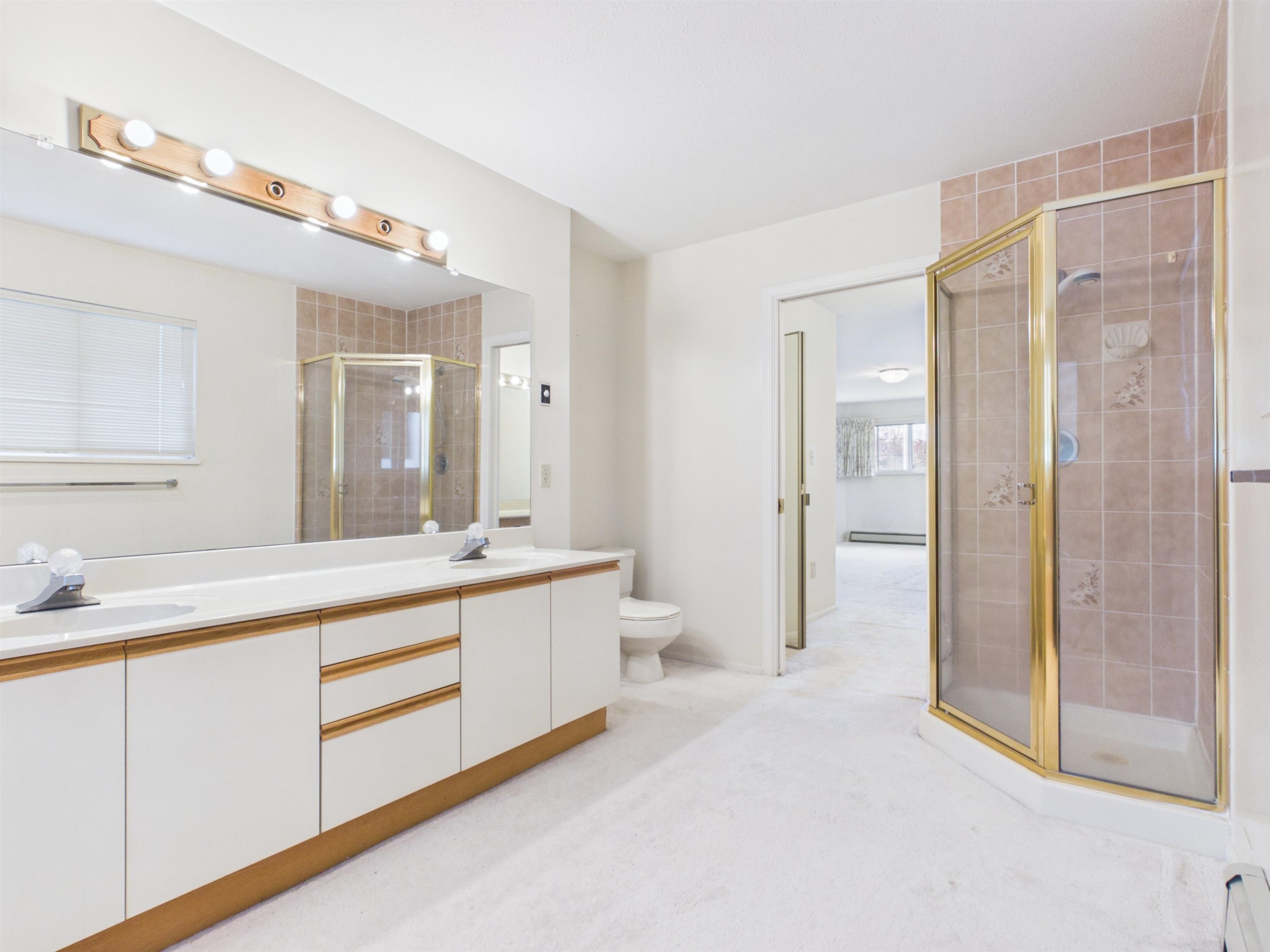 2718 Oliver Crescent, Vancouver, BC - Indoor Photo Showing Bathroom