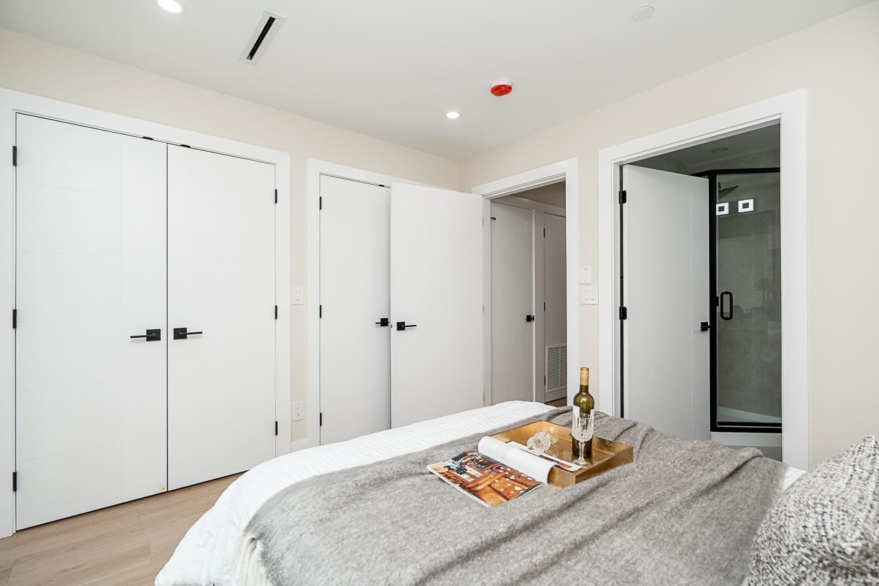 2826 Cheyenne Avenue, Vancouver, BC - Indoor Photo Showing Bedroom