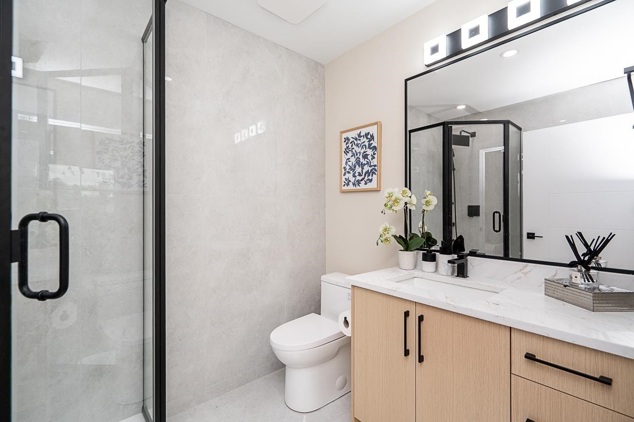 2826 Cheyenne Avenue, Vancouver, BC - Indoor Photo Showing Bathroom