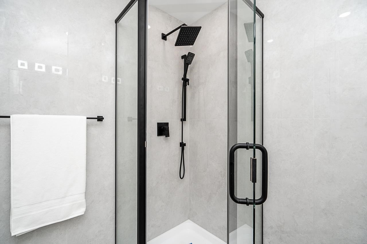 2826 Cheyenne Avenue, Vancouver, BC - Indoor Photo Showing Bathroom