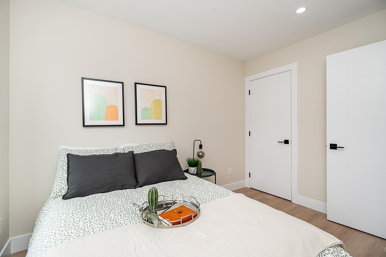 2826 Cheyenne Avenue, Vancouver, BC - Indoor Photo Showing Bedroom