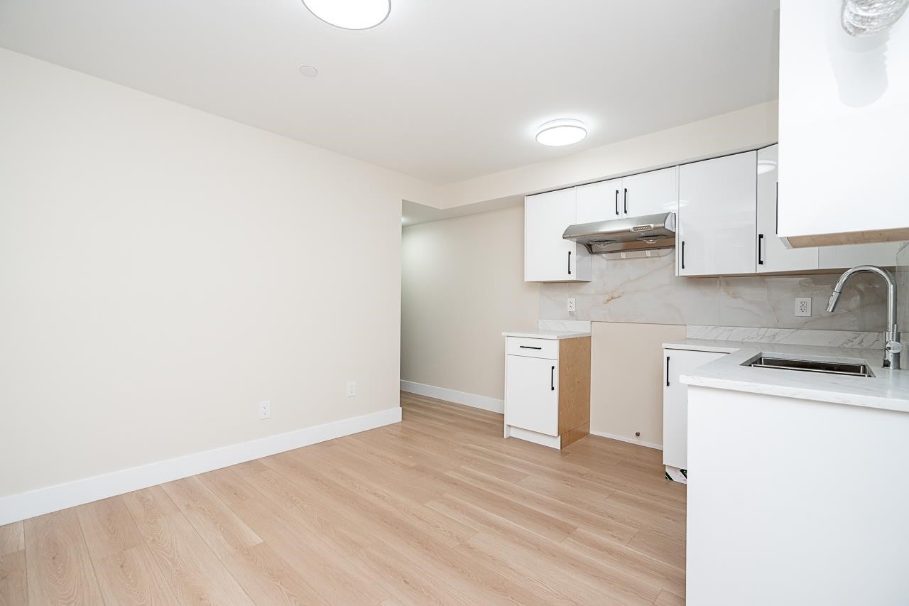 2826 Cheyenne Avenue, Vancouver, BC - Indoor Photo Showing Kitchen