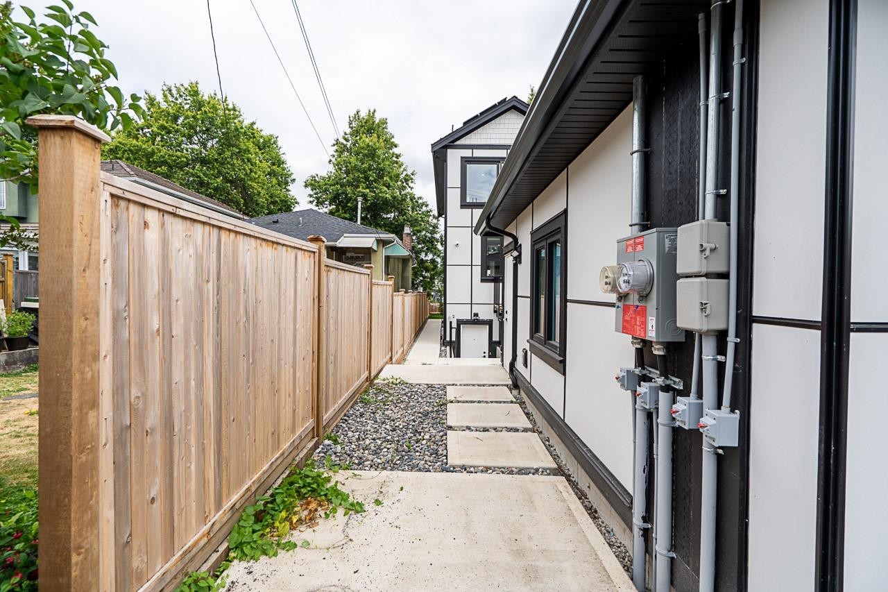 2826 Cheyenne Avenue, Vancouver, BC - Outdoor With Exterior