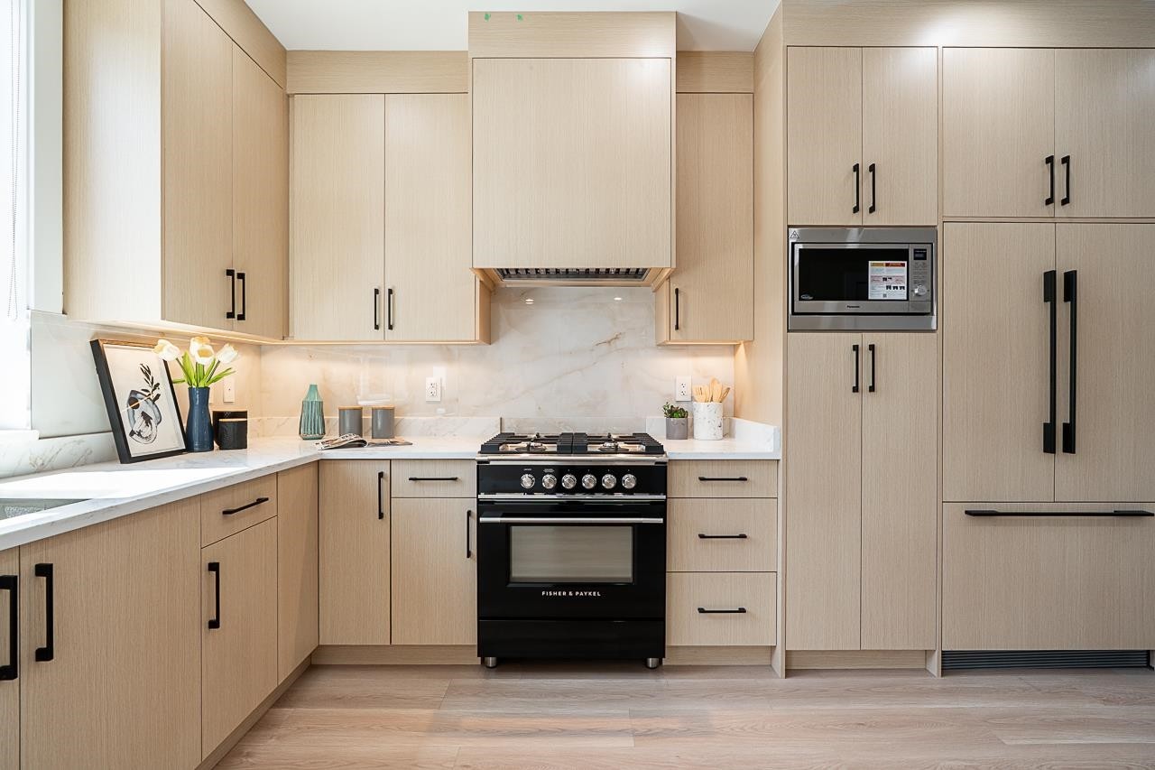 2826 Cheyenne Avenue, Vancouver, BC - Indoor Photo Showing Kitchen With Upgraded Kitchen