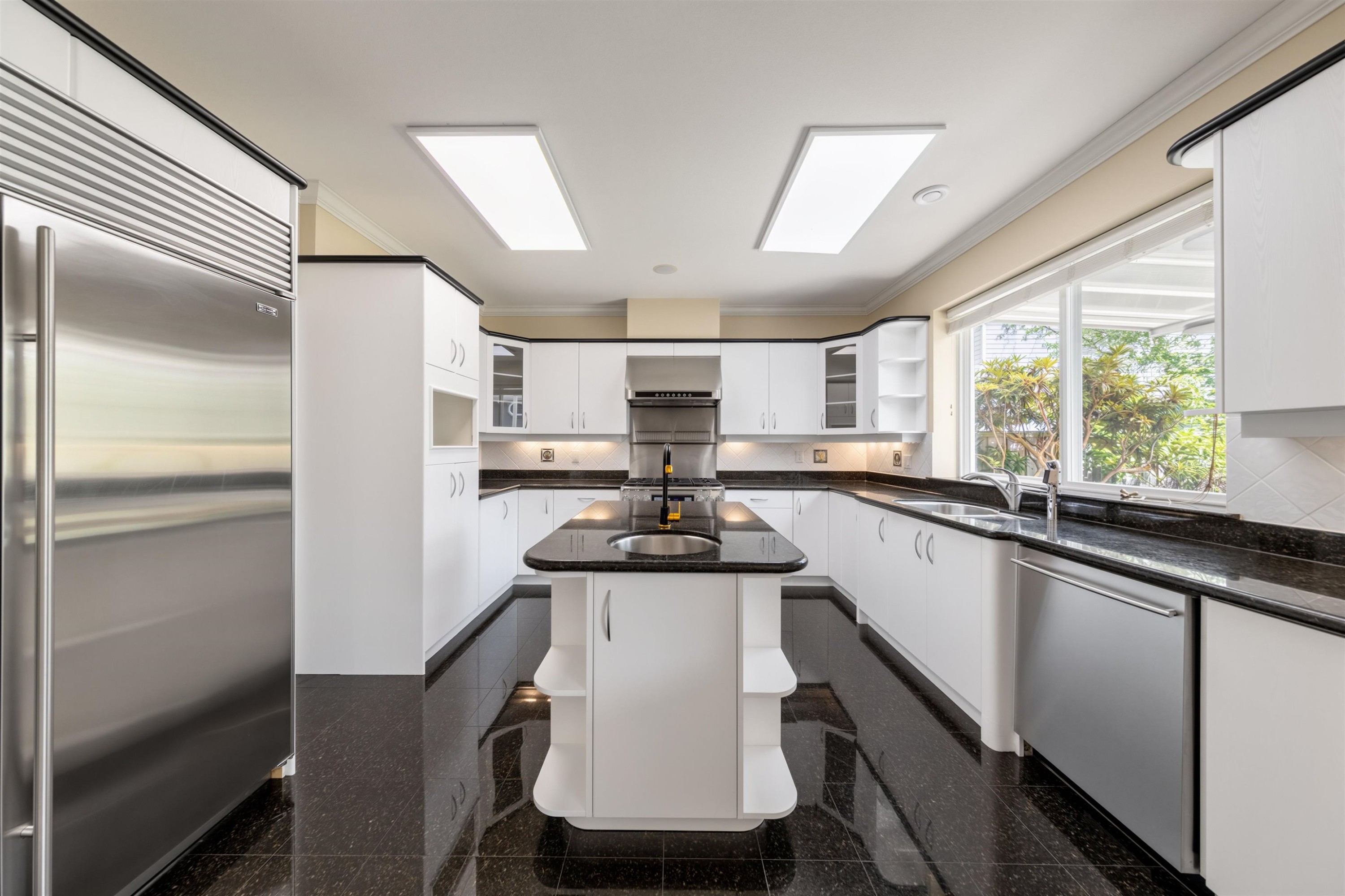 5160 Francis Road, Richmond, BC - Indoor Photo Showing Kitchen