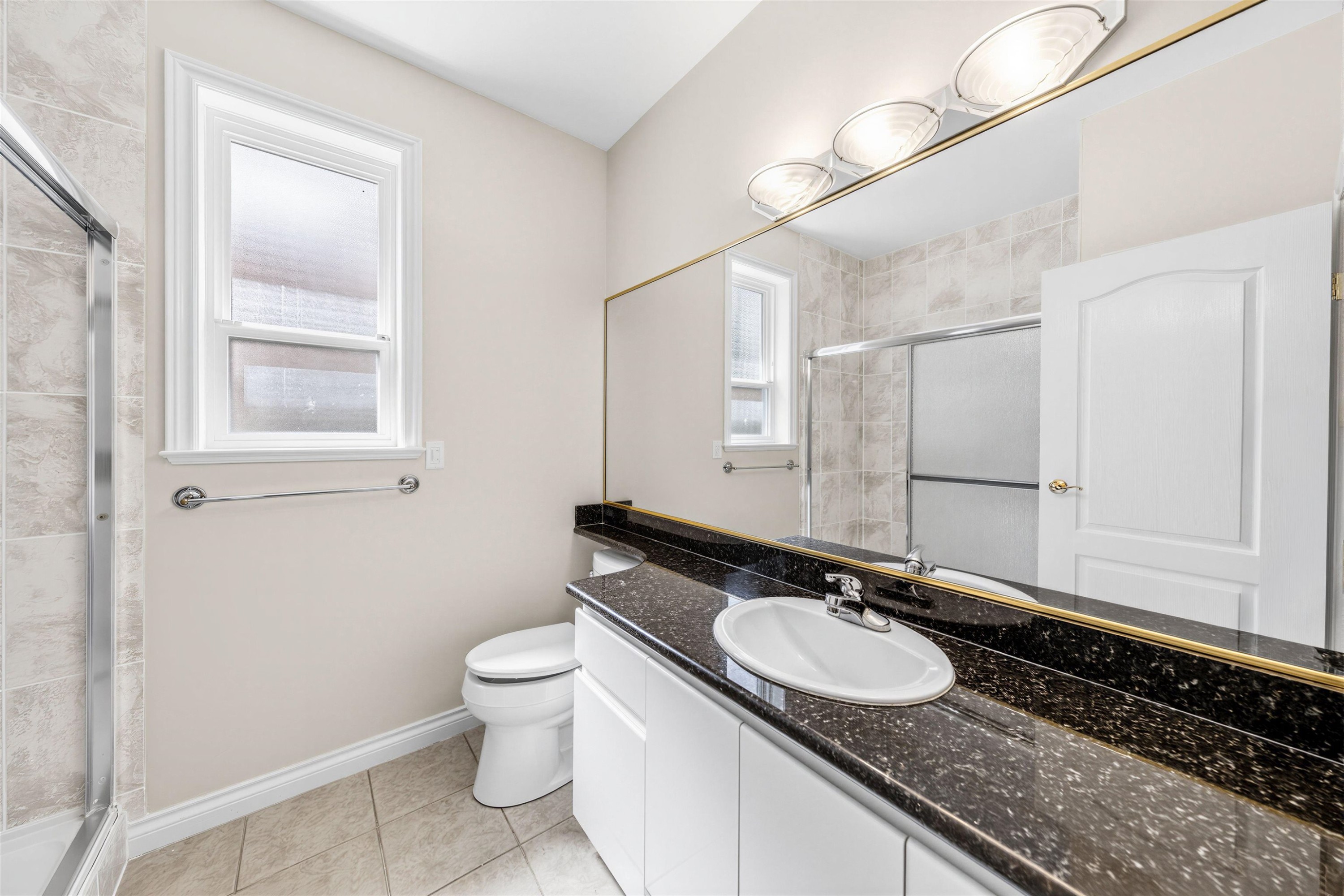 5160 Francis Road, Richmond, BC - Indoor Photo Showing Bathroom