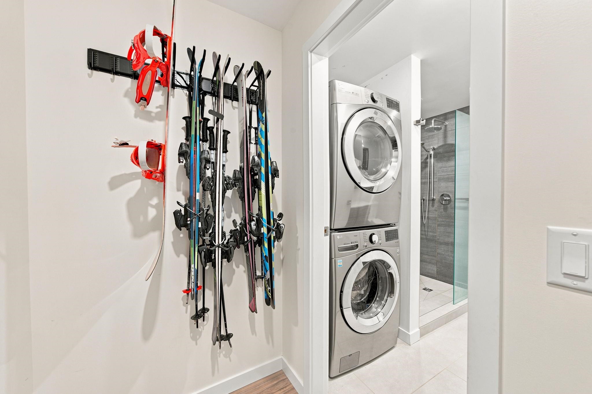 1079 Lillooet Road, North Vancouver, BC - Indoor Photo Showing Laundry Room